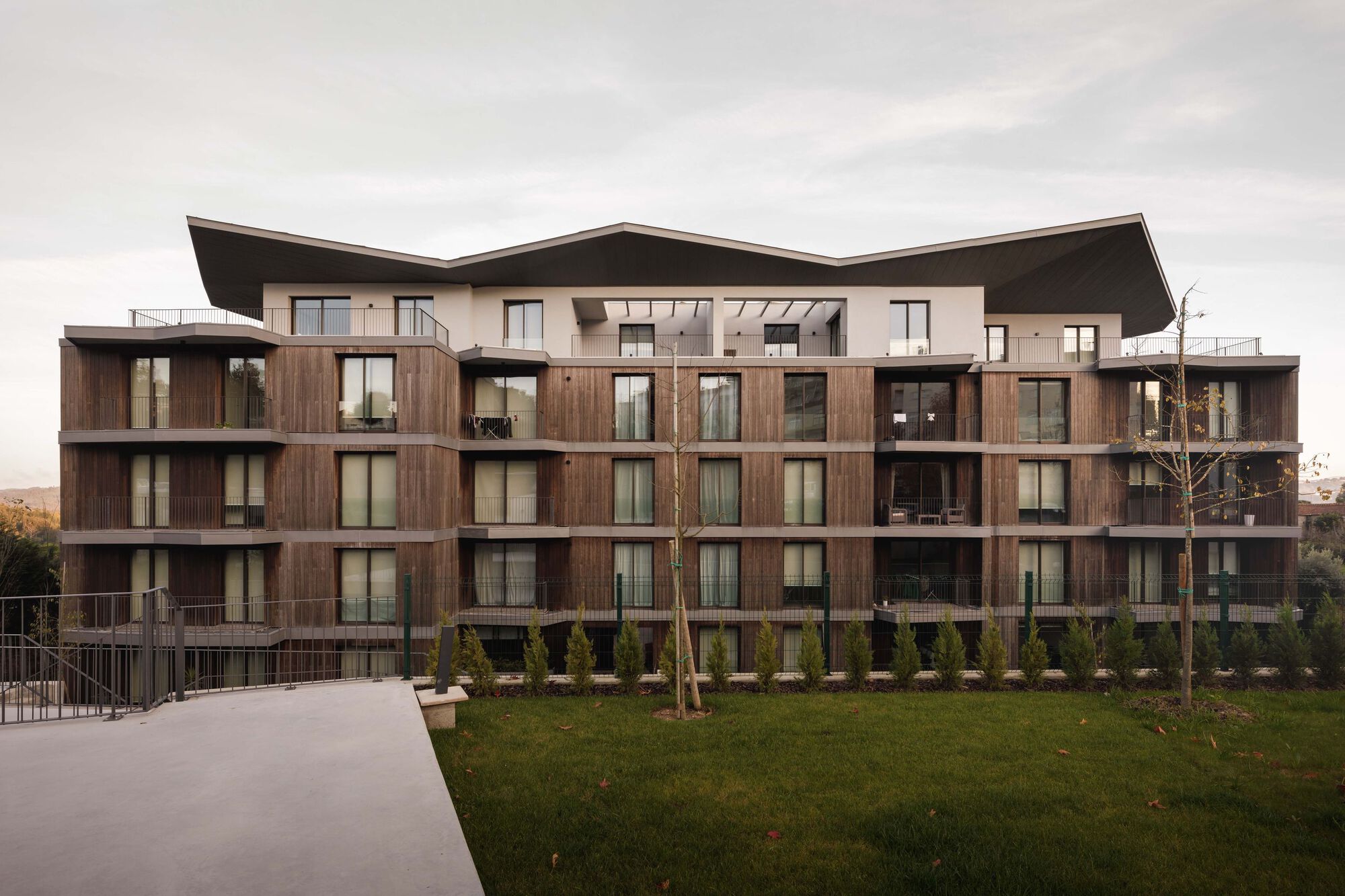 Riverside Condominium / MJARC Arquitects