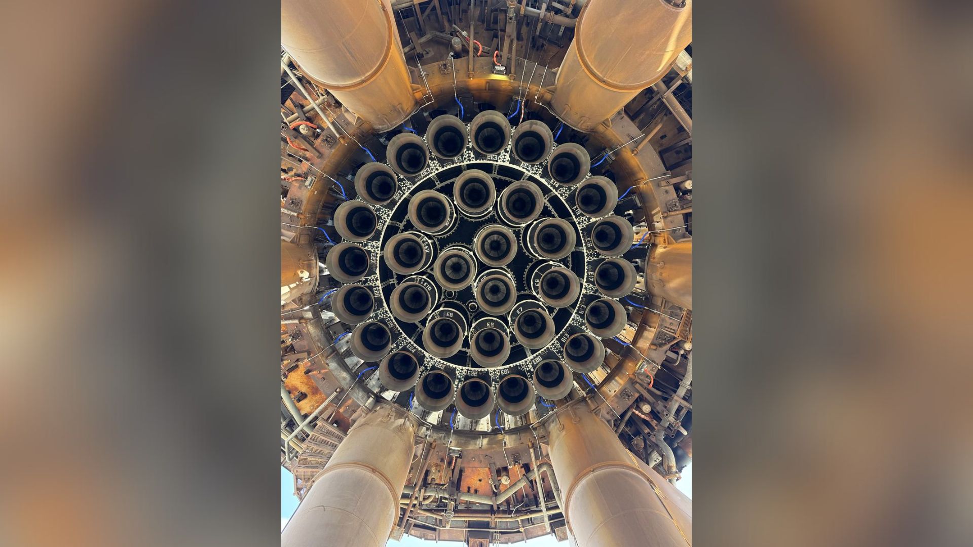 33 Raptors SpaceX famintos de abaixo da foto do dia para 1 de setembro de 2025