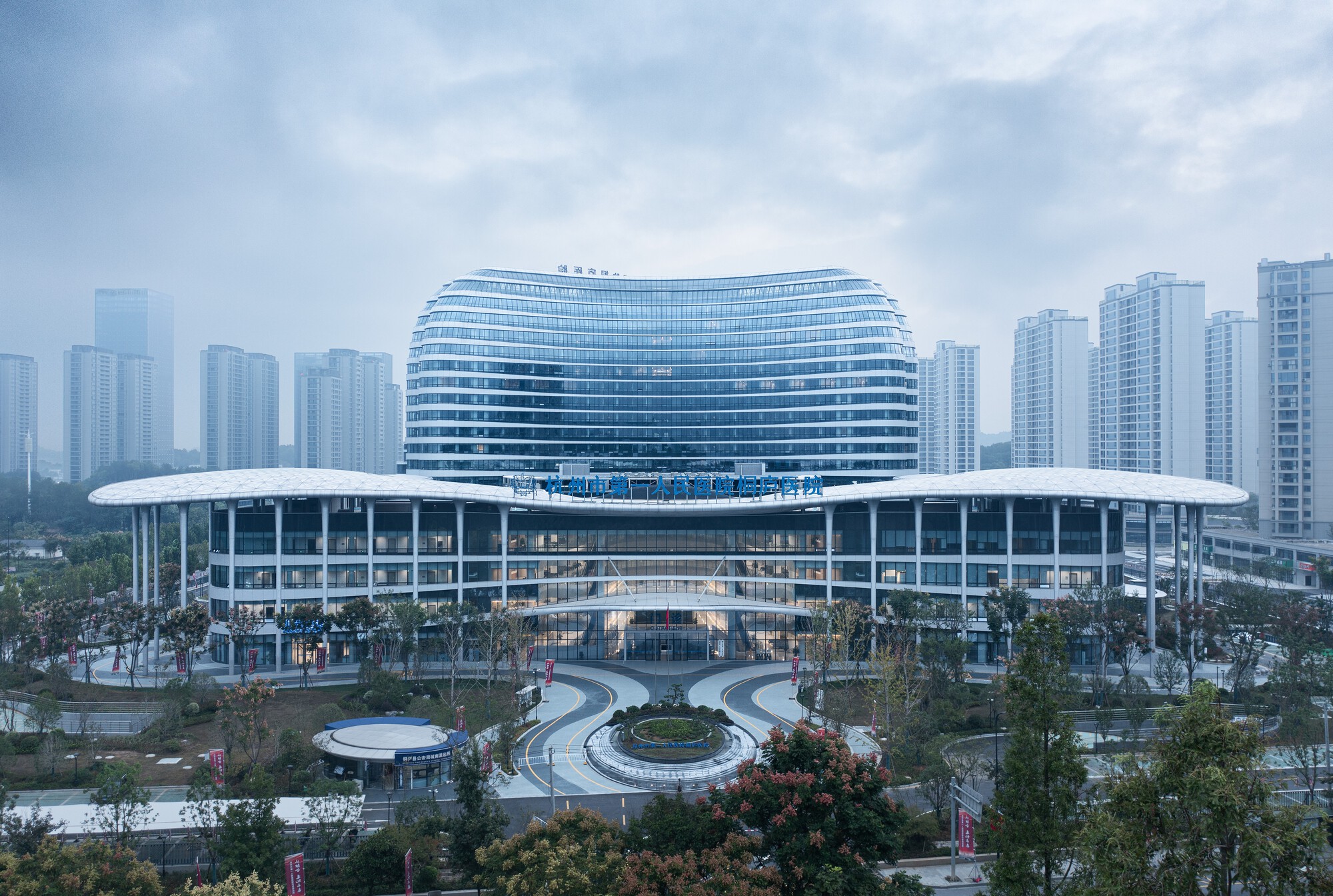 Hangzhou Primeiro Hospital Popular Tonglu Branch / UAD