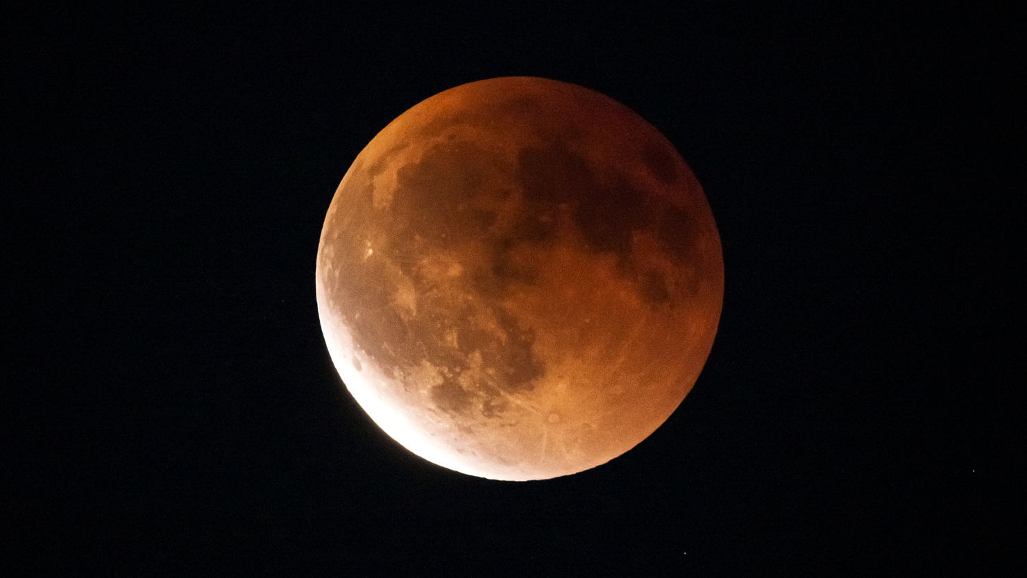 Blood Moon Wows Skywatchers Worldwide: Melhores Fotos do Eclipse Lunar Total de setembro de 2025