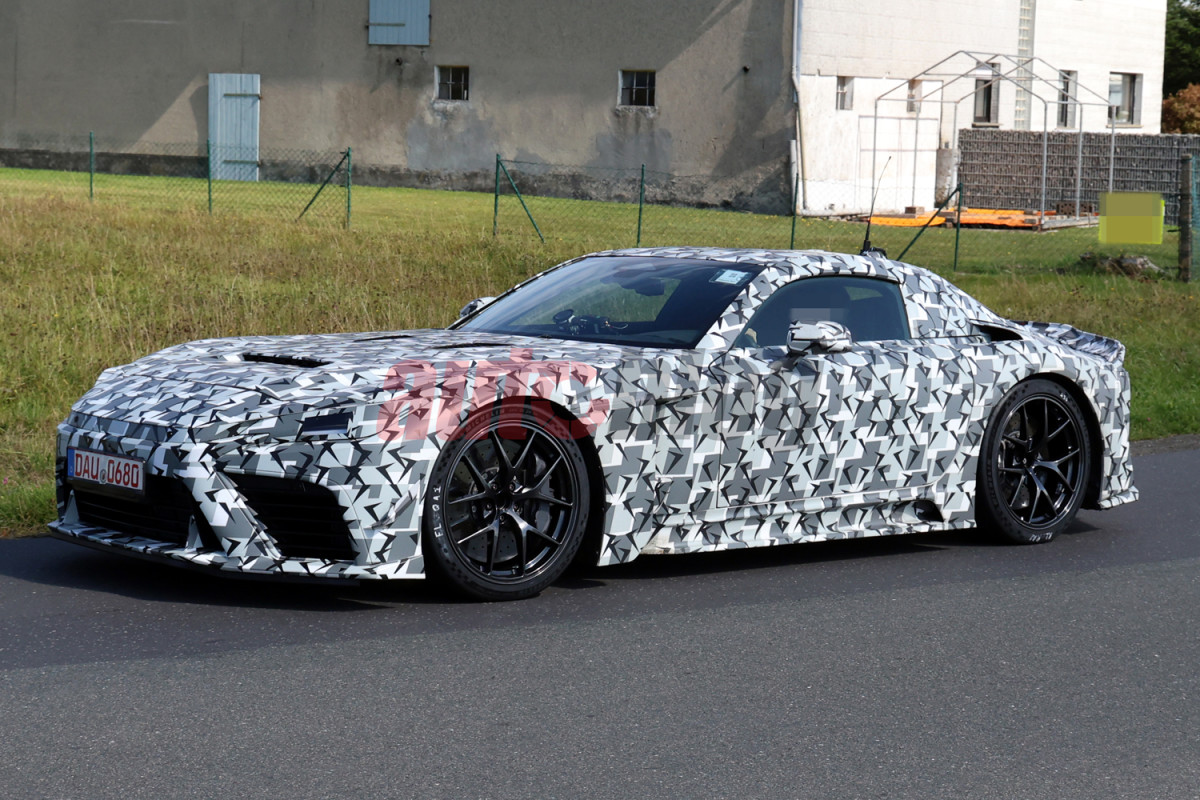 O próximo supercarro de Lexus avistou: três versões do sucessor da LFA na pista