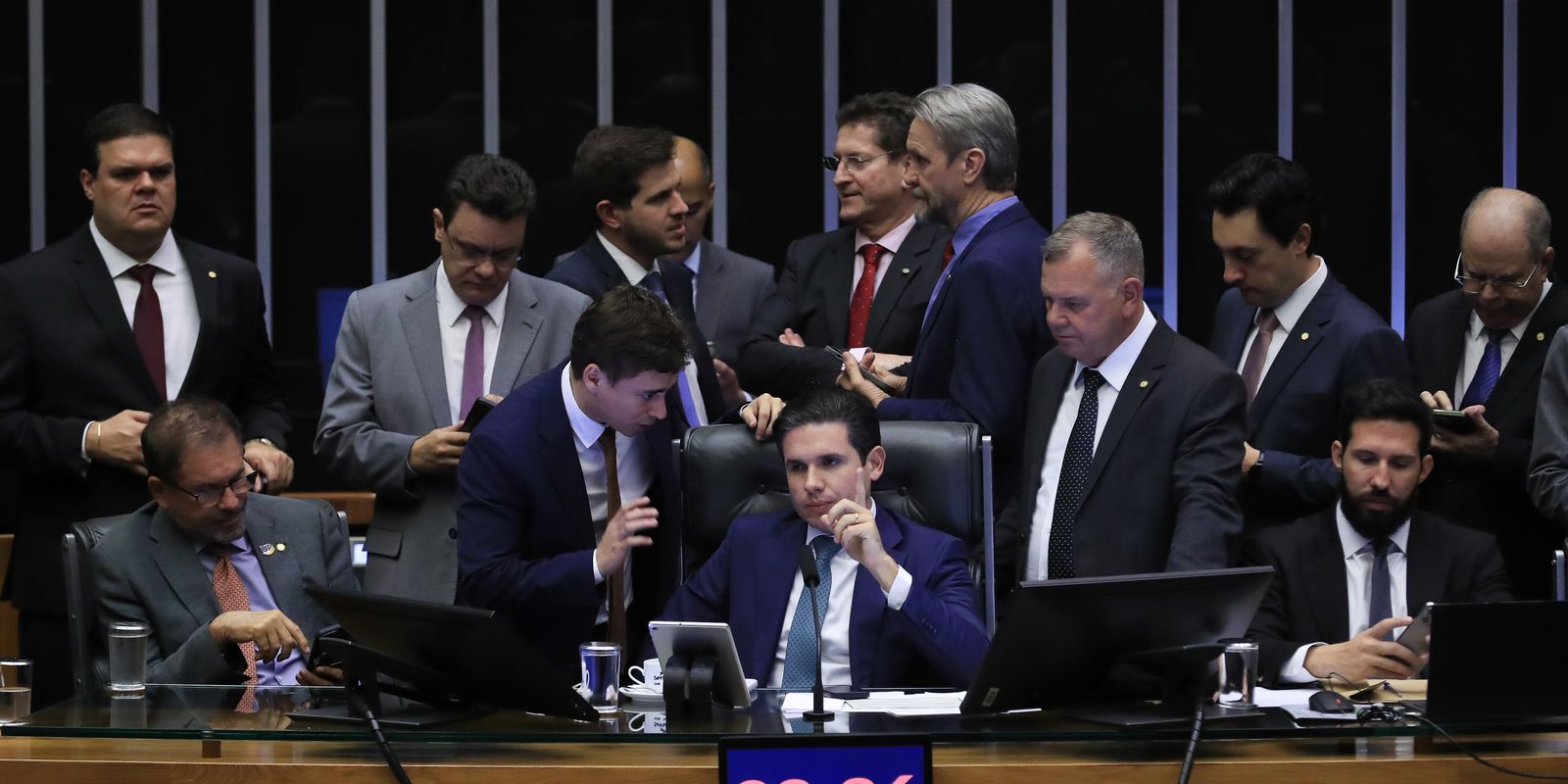 PEC da blindagem é aprovada por deputados e vai ao Senado 