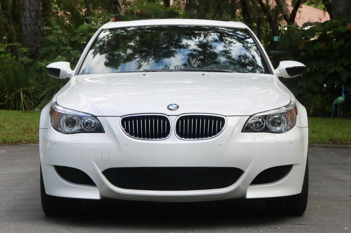 3.300 milhas 2006 BMW M5 E60 para venda: barganha de desempenho ou poço de dinheiro?