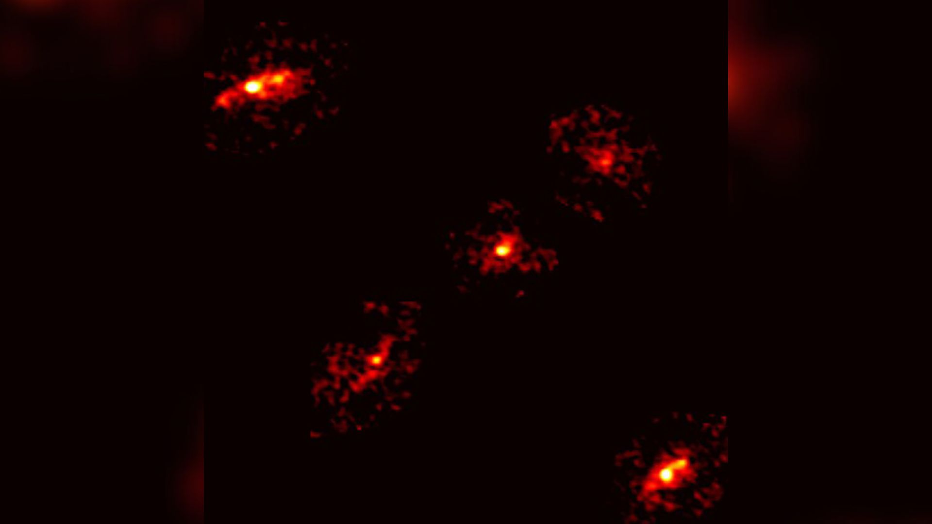 Um enorme halo de matéria escura pode explicar o estranho 5º ponto deste ‘Einstein Cross’