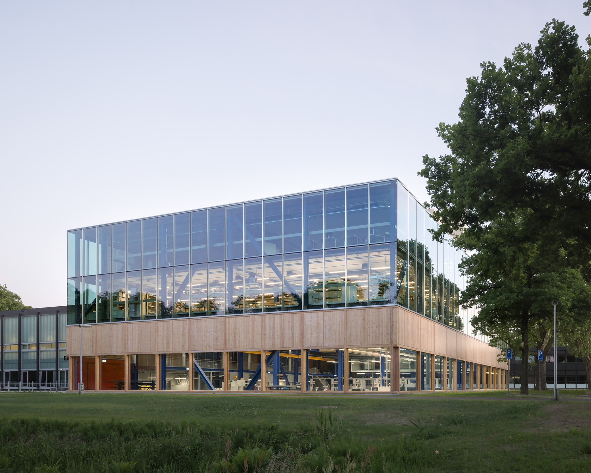 Edifício de Oficina CUBE / Civic Architects
