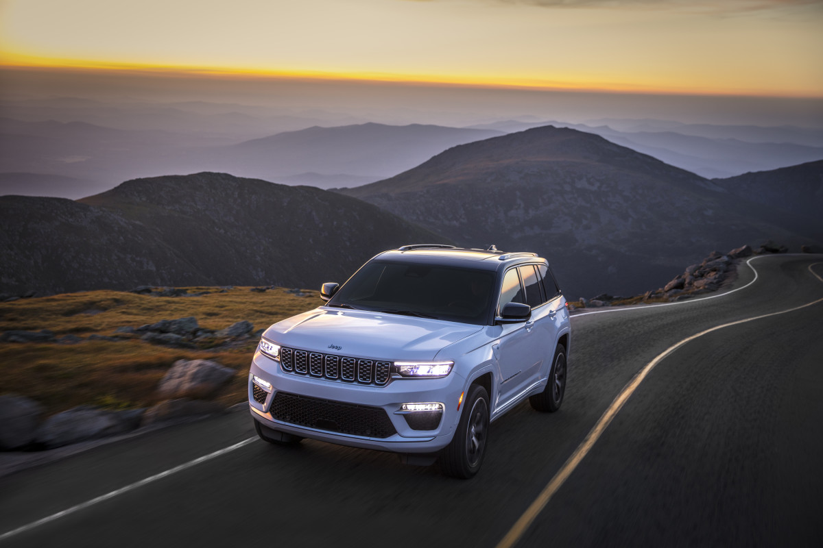 Jeep e Dodge oferecem grandes descontos depois que o governo retira crédito fiscal para veículos elétricos