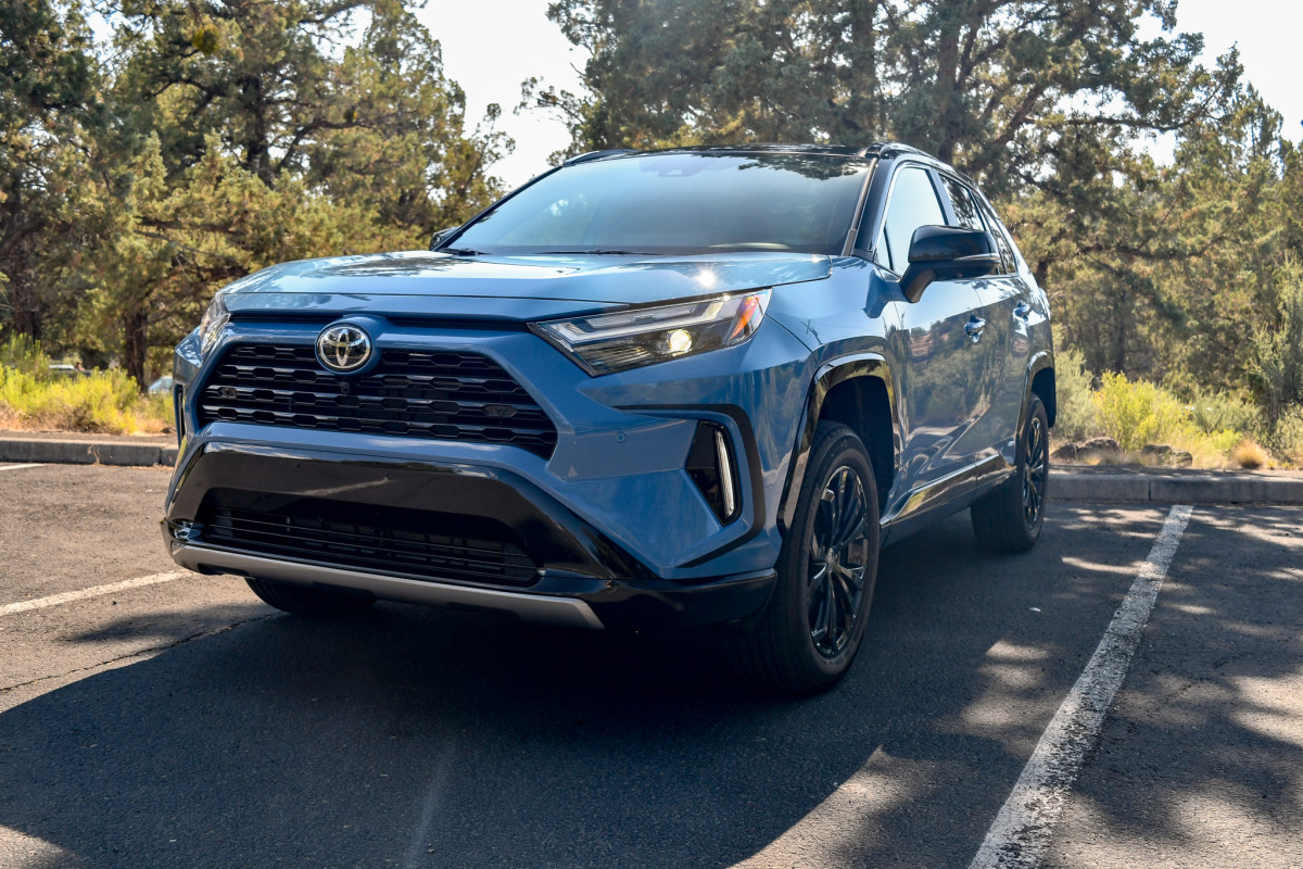 Toyota RAV4 prestes a ser substituído, mas ainda está superando tudo o mais