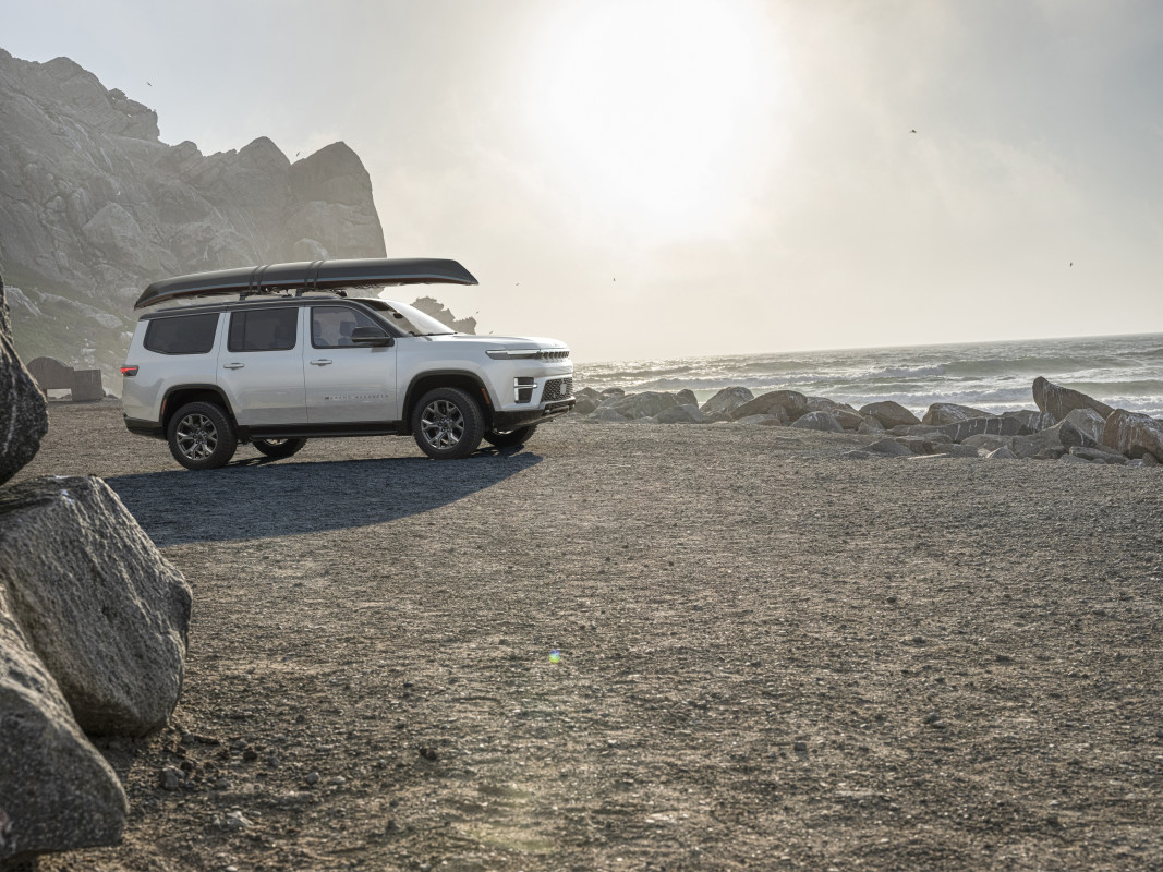 Jeep sobe de nível Grand Wagoneer para rivalizar com o Cadillac Escalade