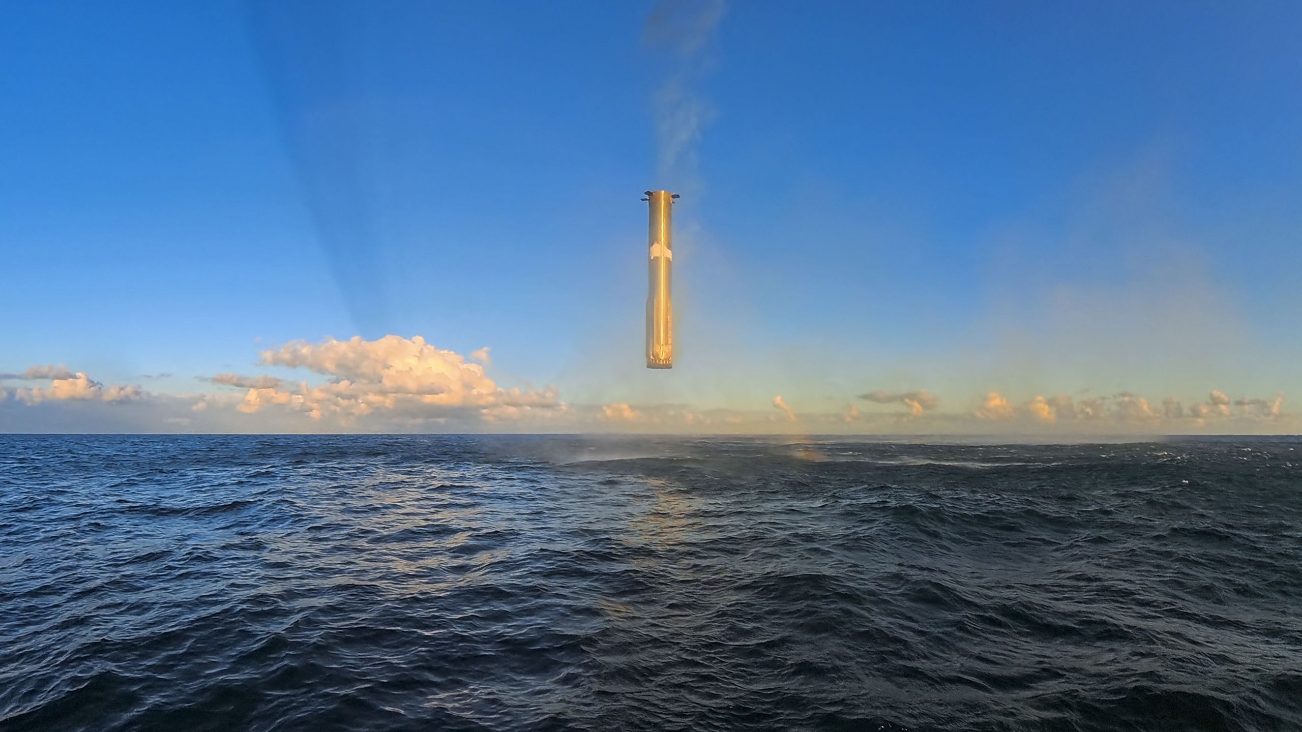 Assista ao impulsionador Super Heavy Starship da SpaceX pairando no ar antes de mergulhar no mar (vídeo)