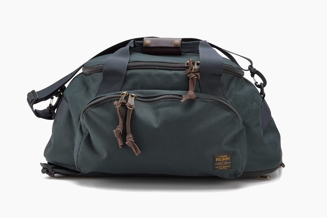 Huckberry acabou de lançar um pacote de mochila azul da marinha que você deseja para cada viagem