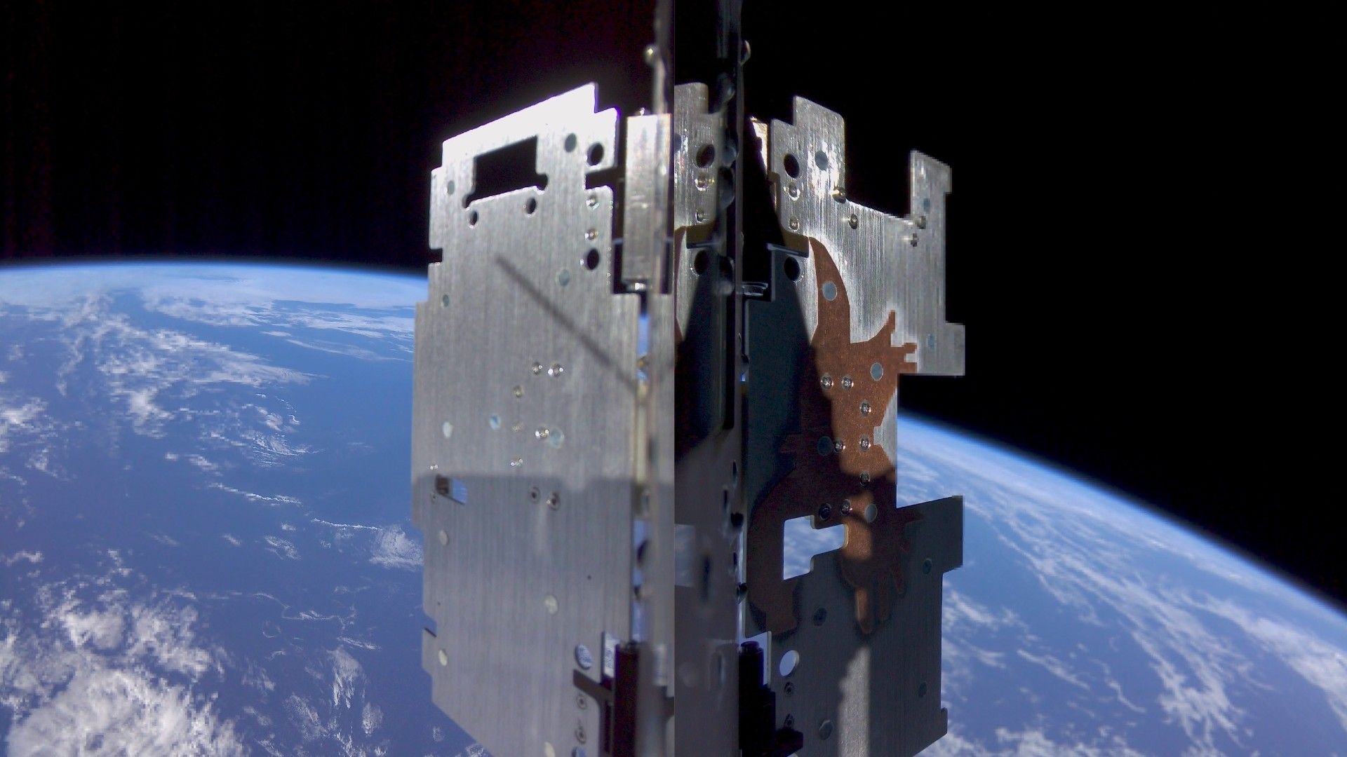 Nanosatélite australiano tira a primeira selfie no espaço antes de rastrear explosões cósmicas de raios gama (foto)