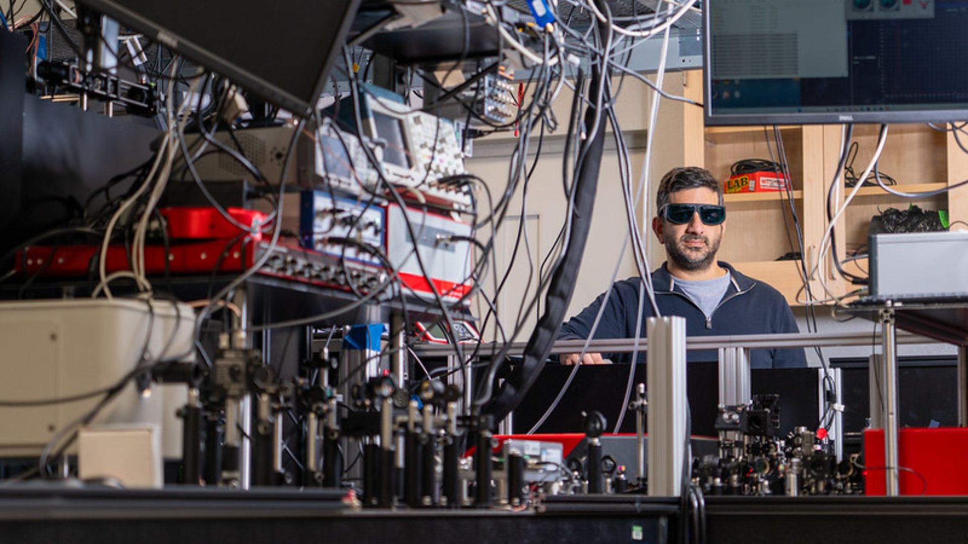 Cientistas descobrem uma nova maneira de cultivar materiais sob demanda usando cristais e luz