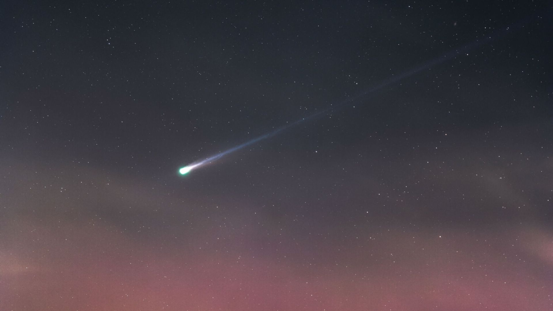 A cauda fantasmagórica do cometa Lemmon assombra os céus da Inglaterra (foto)