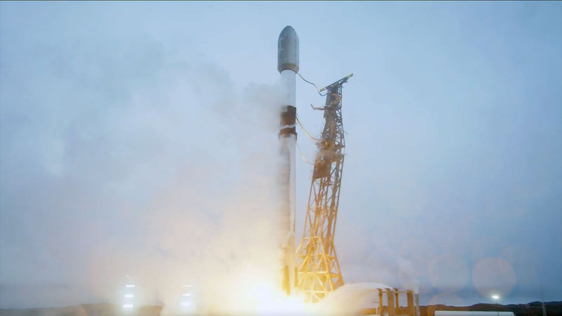 SpaceX lança satélites Starlink em sua 135ª missão orbital recorde do ano