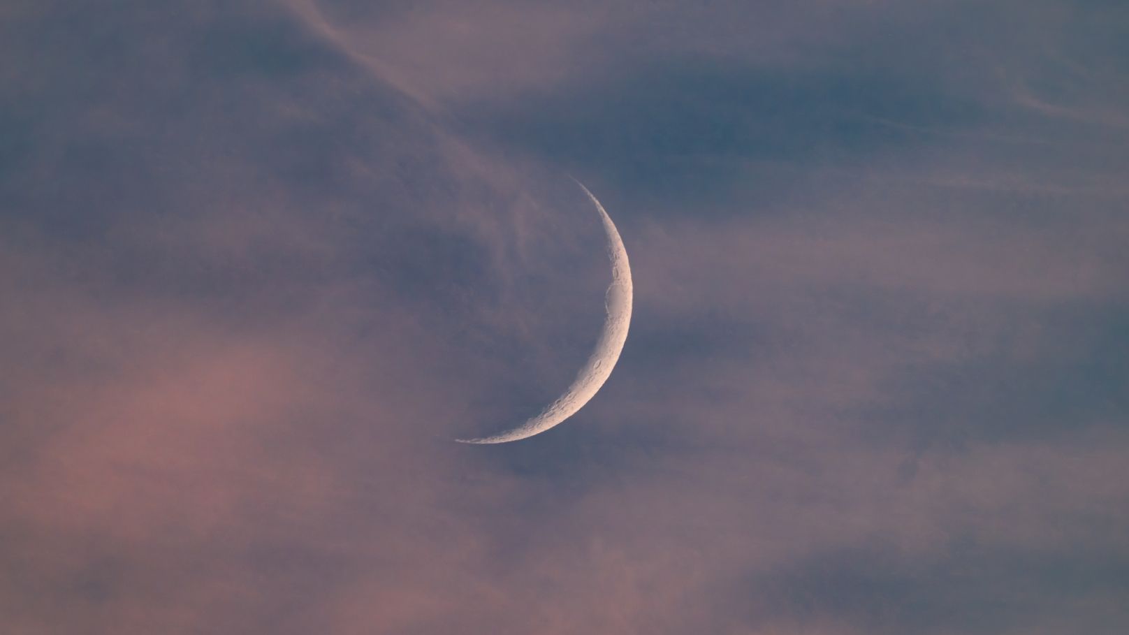 Veja uma lua crescente fina como uma navalha alinhada com Marte e Mercúrio ao pôr do sol em 23 de outubro
