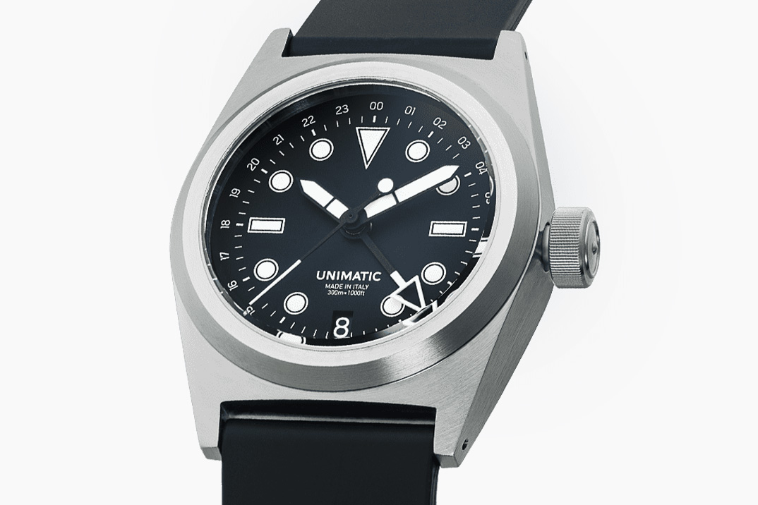 O Unimatic Modello Due GMT adiciona utilidade sem perder seu toque minimalista