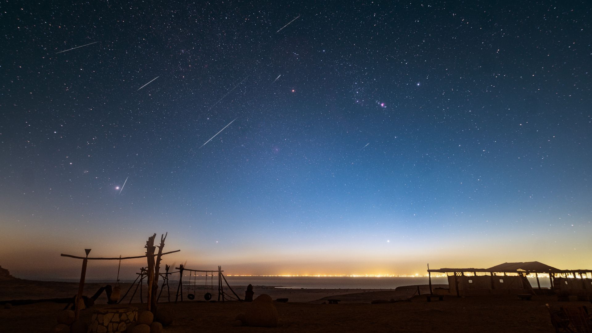 Chuva de meteoros Orionídeos 2025 ilumina o céu noturno do Egito em foto impressionante