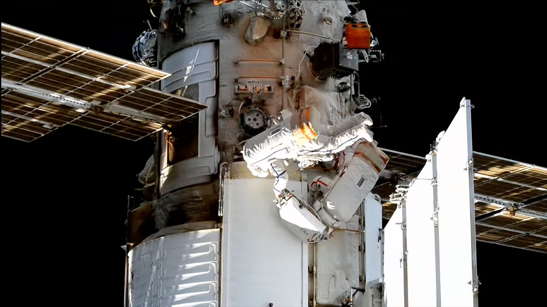 Cosmonautas russos que caminham no espaço instalam experimentos na Estação Espacial Internacional
