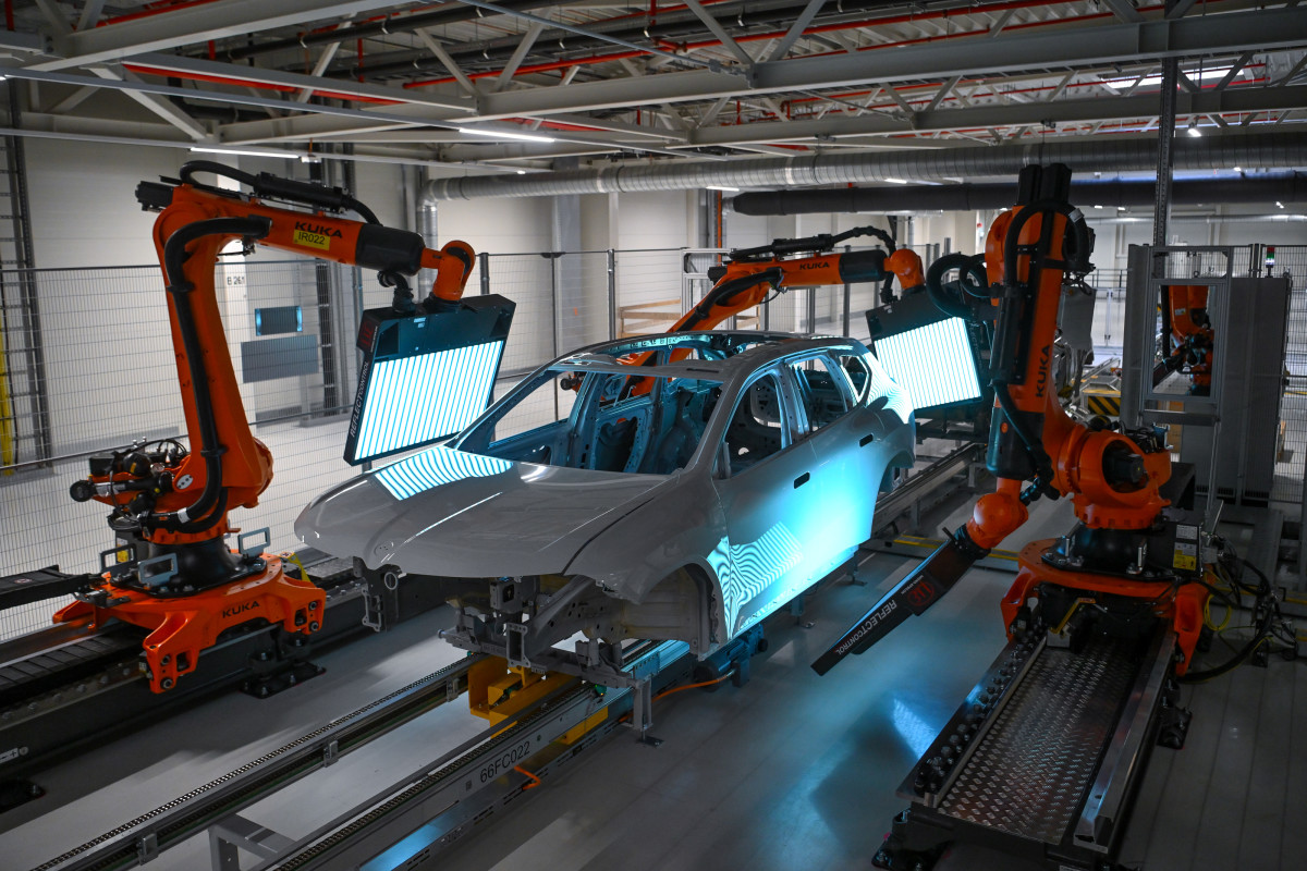 BMW acaba de construir a primeira fábrica de carros com IA do mundo