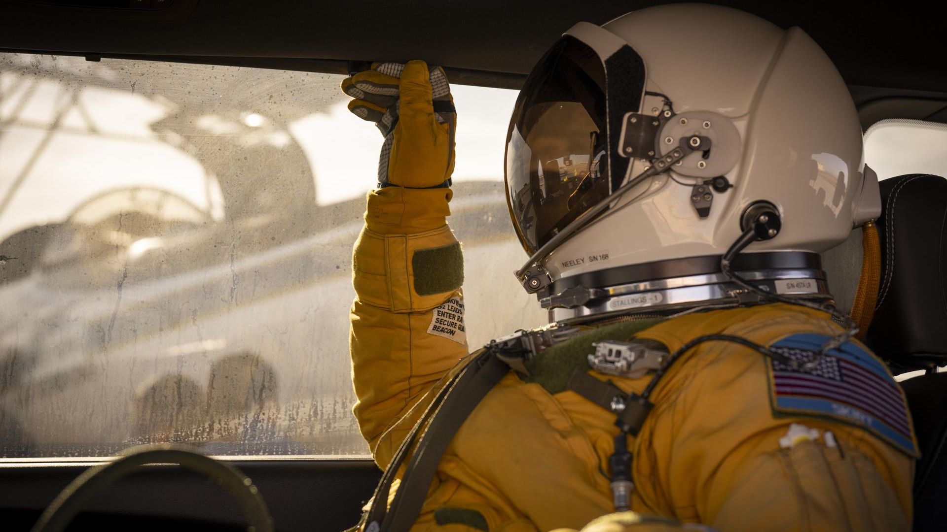A NASA Pilot se encaixa para escanear a foto da terra do dia em 3 de outubro de 2025