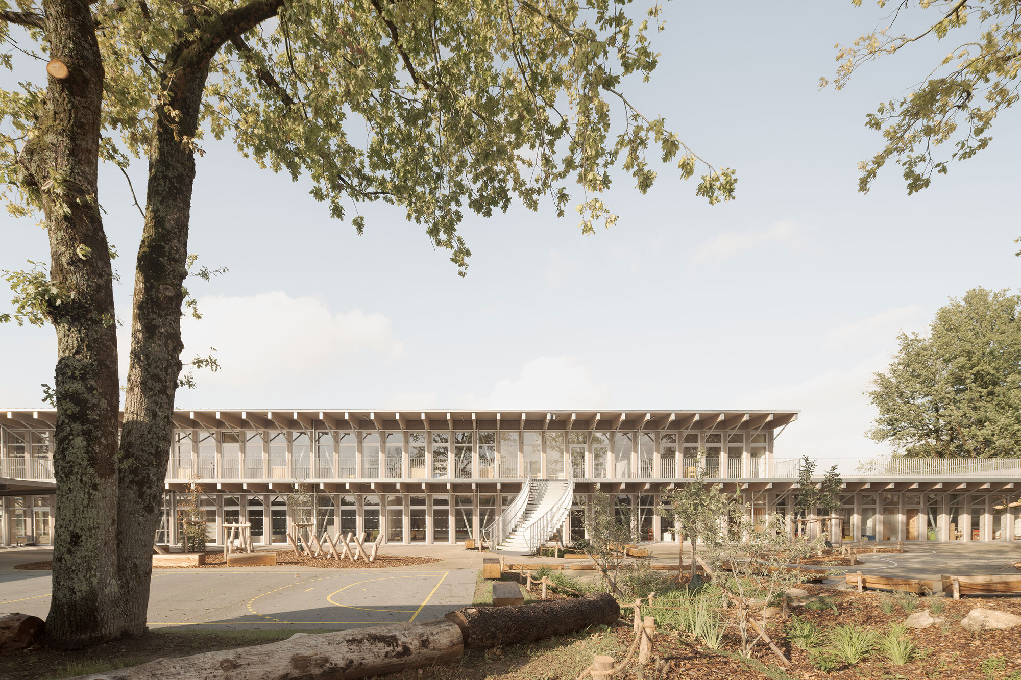 Escola Júlio Verne / Barré Lambot Architects