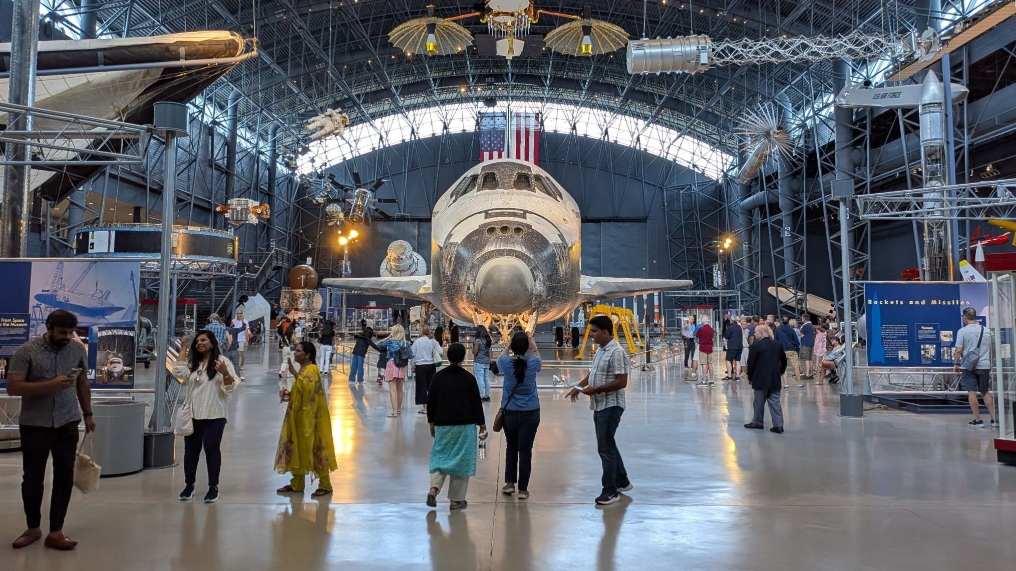 A luta do ônibus espacial Discovery continua enquanto os senadores do Texas envolvem o Departamento de Justiça em seu cabo de guerra com o Smithsonian