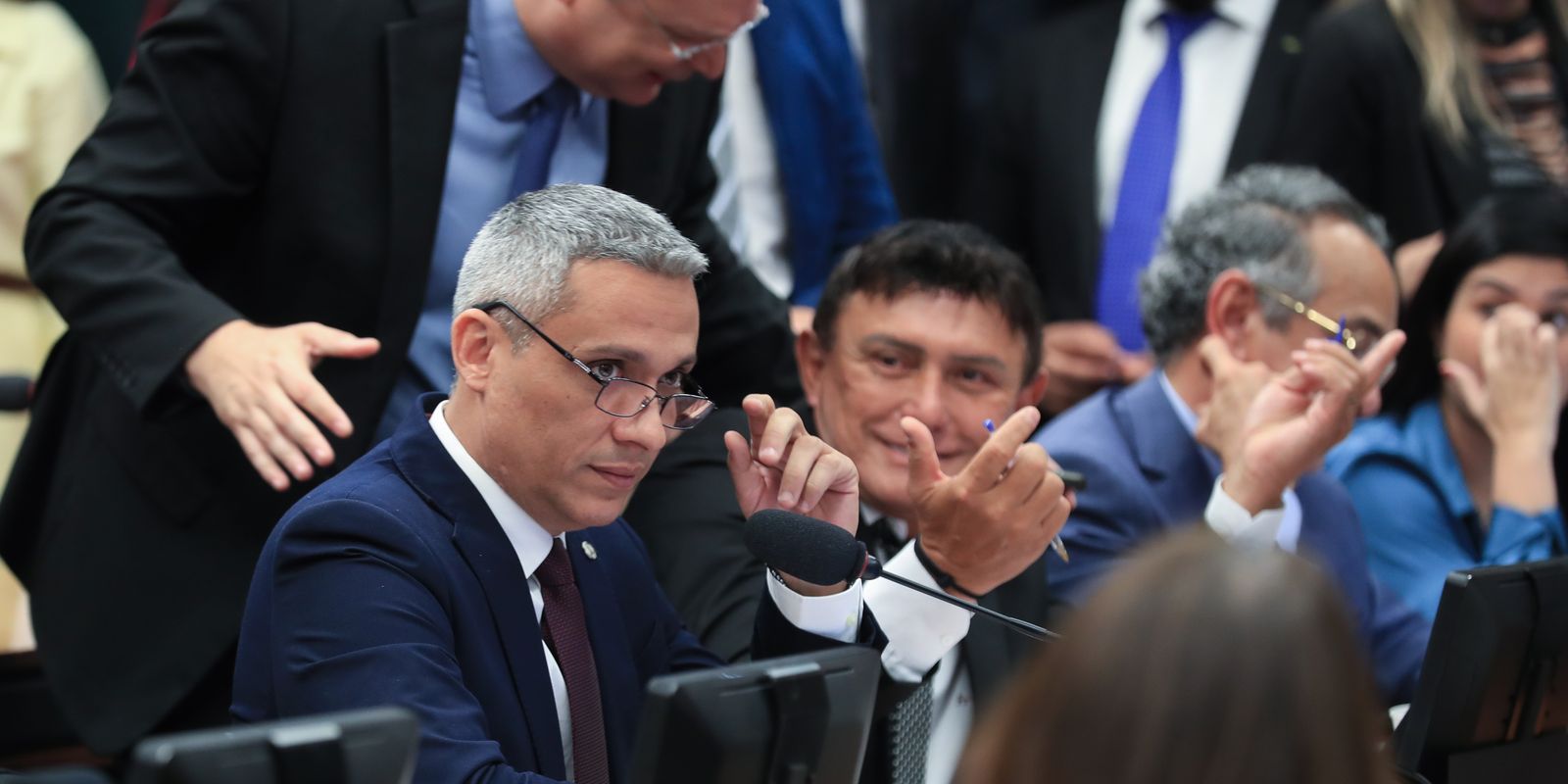 Câmara aprova suspensão de ação no STF contra Gustavo Gayer