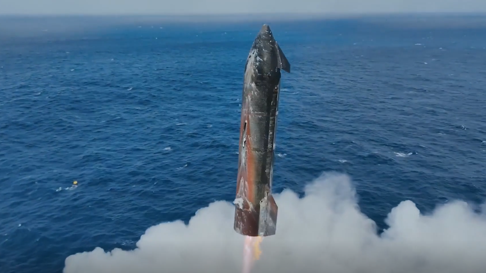 Assista a uma nave espacial SpaceX carbonizada pousando no oceano após passar no teste de vôo 11 (vídeo)