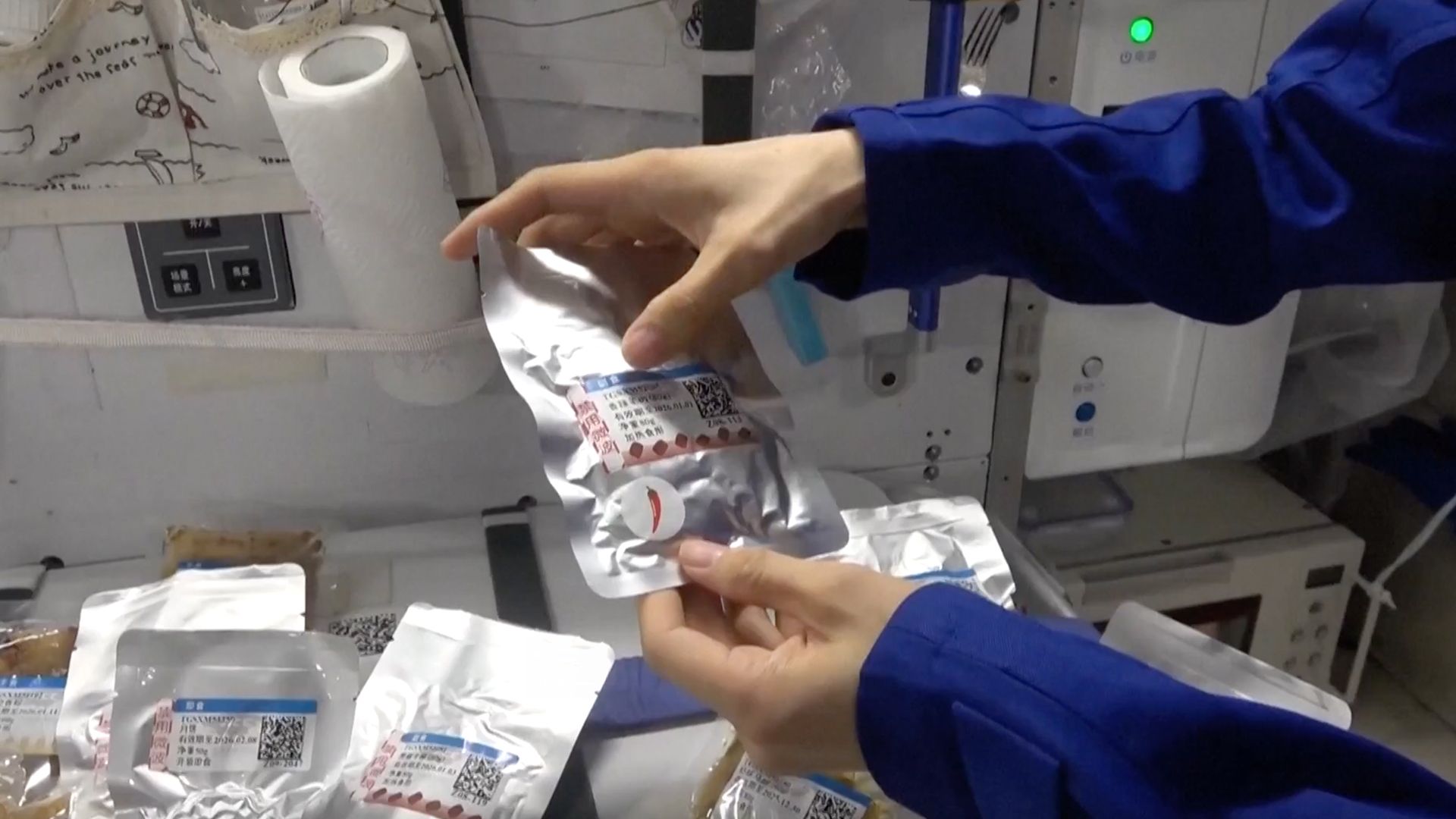 Astronautas da estação espacial chinesa festejam com cordeiro picante e bolos lunares no festival do meio do outono (vídeo)