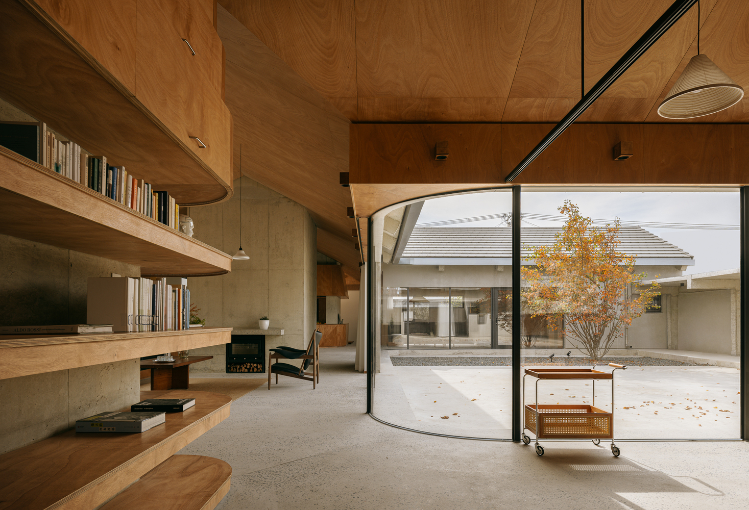 Interiores crus: 35 projetos que usam madeira e concreto expostos