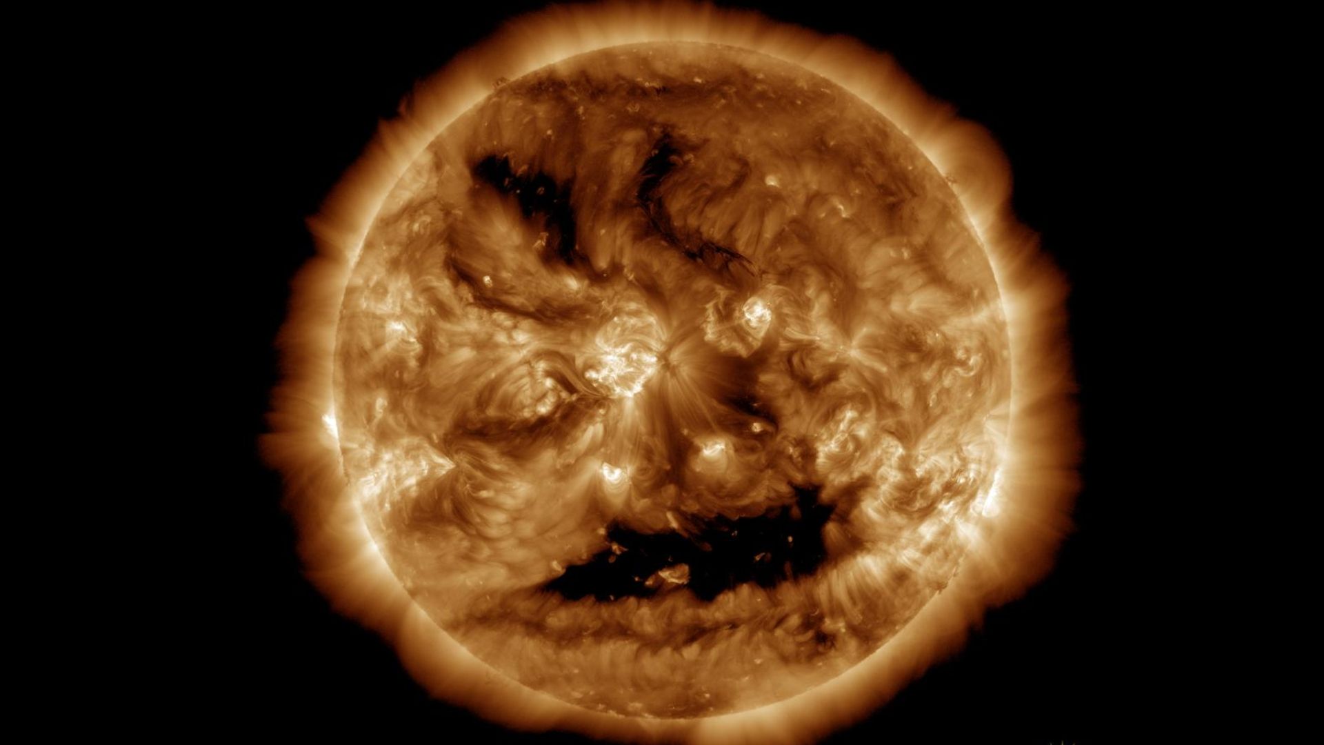 NASA vê um rosto assustador brilhando no sol bem a tempo para o Halloween (foto)
