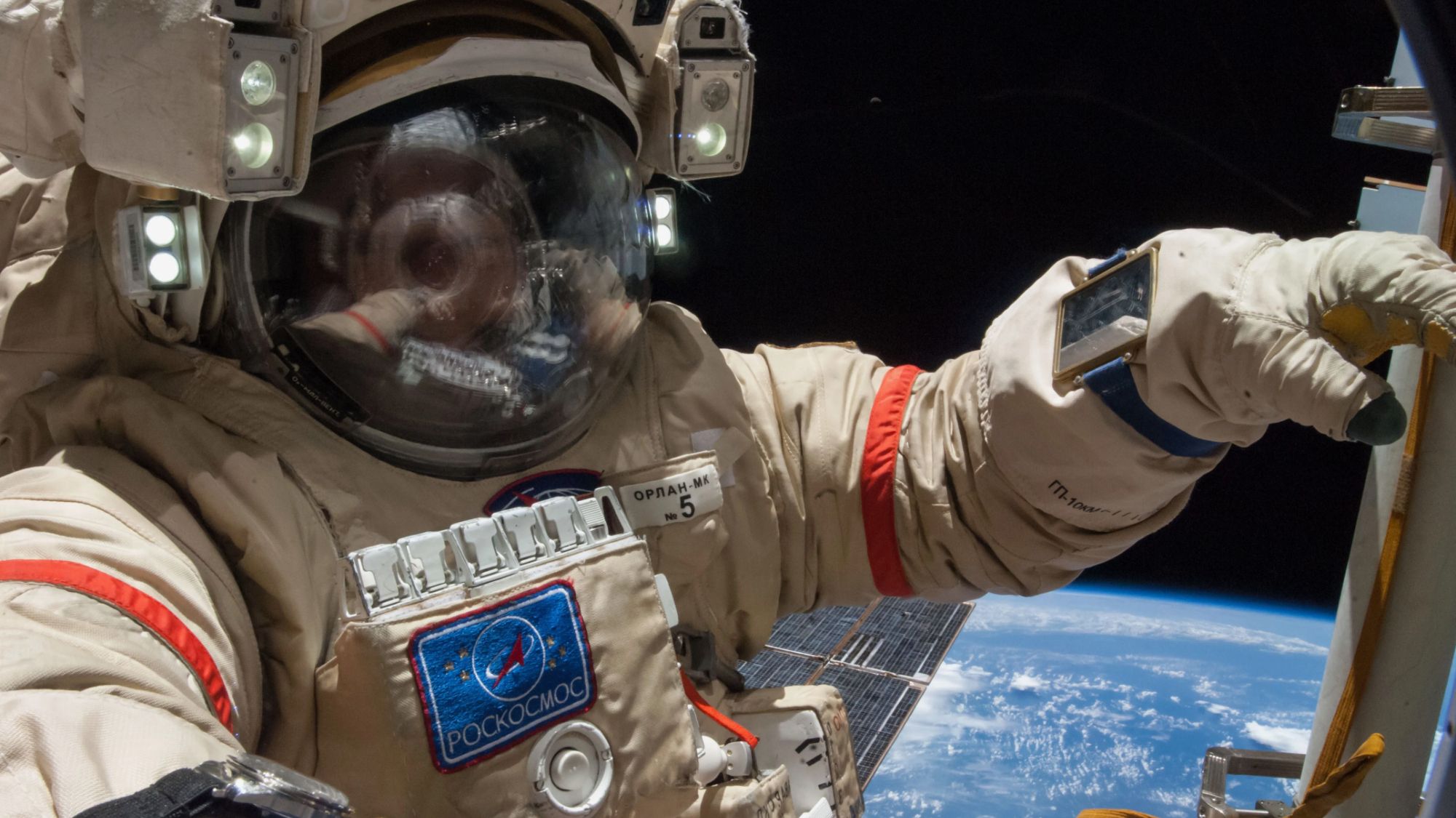 Assista hoje a caminhada espacial de dois cosmonautas russos fora da ISS