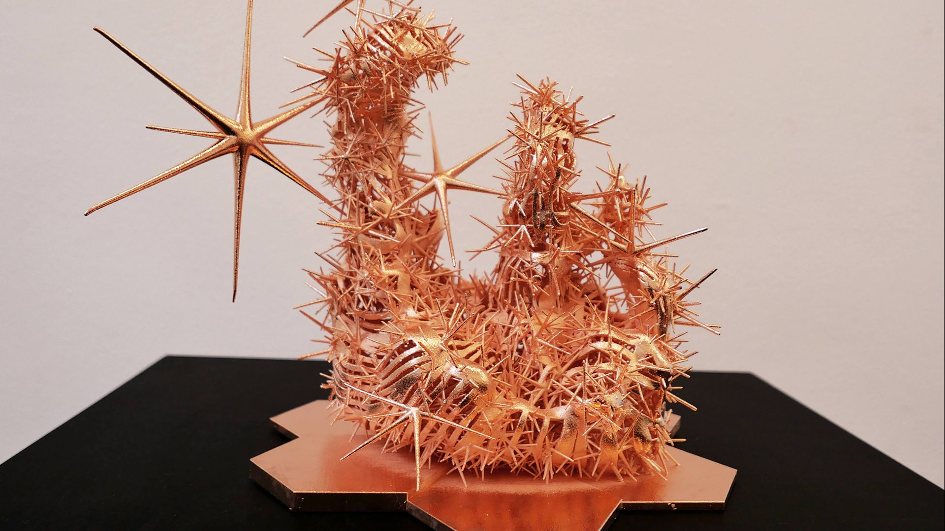 A nova exposição ‘desdobrando o universo’ celebra o Telescópio Espacial James Webb através de obras de arte impressionantes (fotos, vídeo)