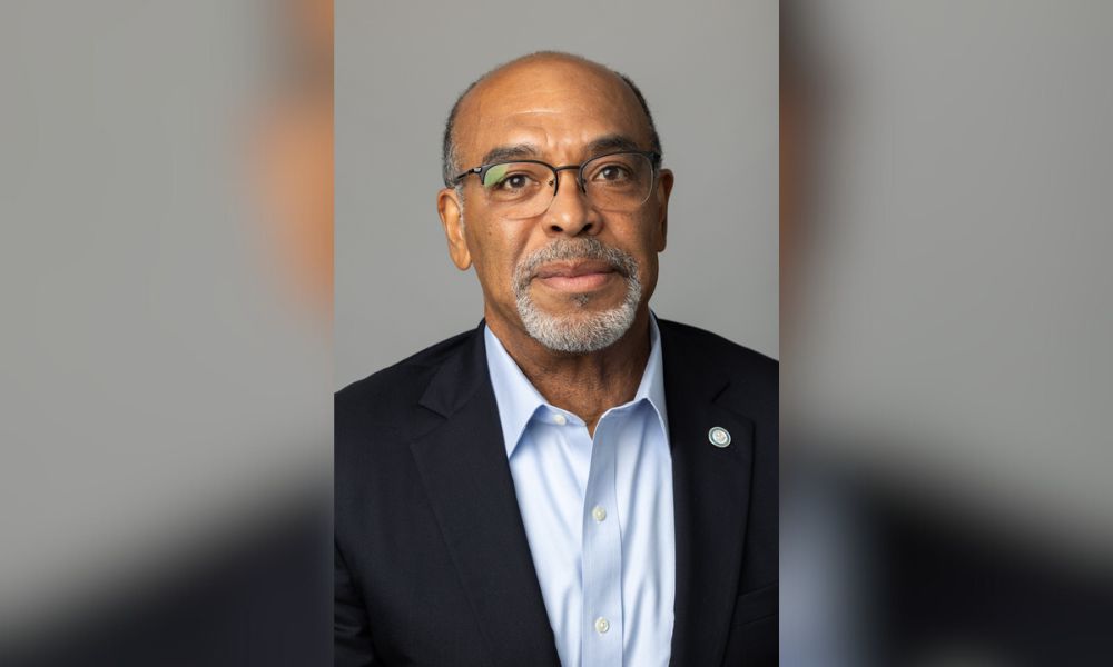 O comissário de seguros de Connecticut, Andrew Mais, se aposentará