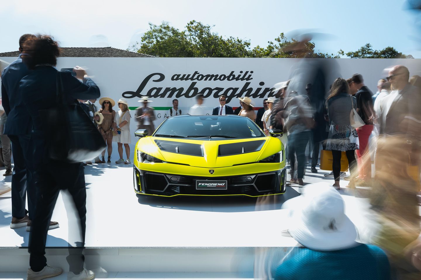Lamborghini mostra Porsche e Aston como se faz