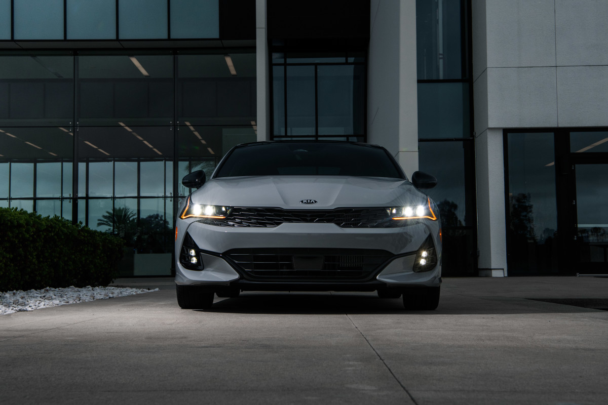 Kia faz recall de mais de 250.000 sedãs devido ao risco de incêndio causado pelo derretimento de tanques de gás