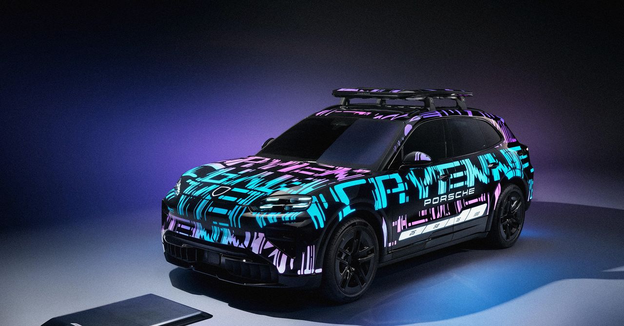 Carregamento sem fio de um Porsche Cayenne elétrico 2026