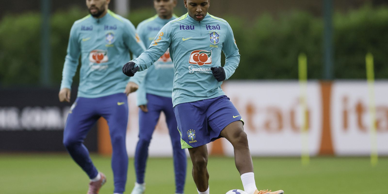 Seleção realiza primeiro treino para amistosos na Europa