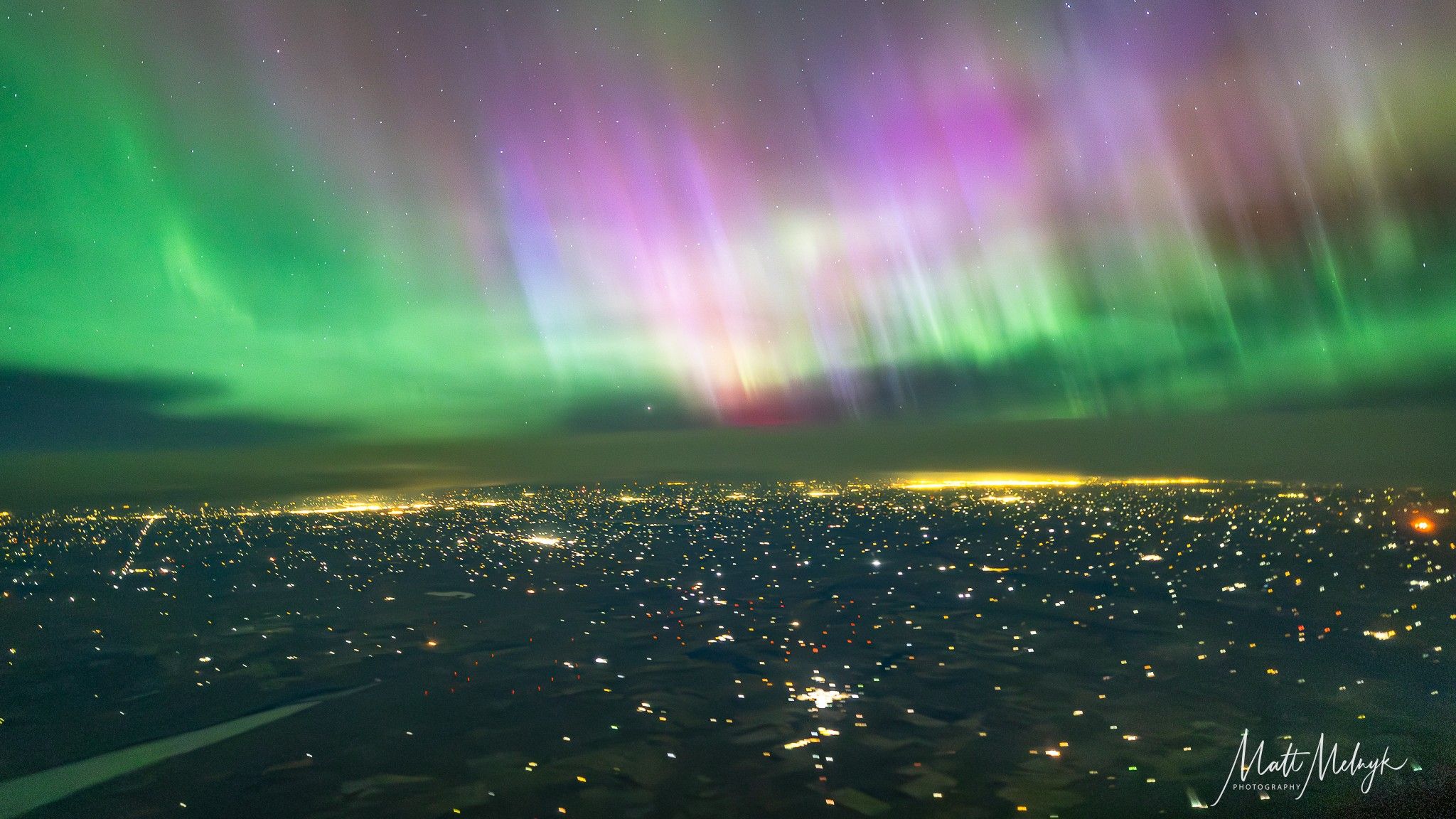 Piloto captura show de aurora boreal de cair o queixo a 36.000 pés (fotos)