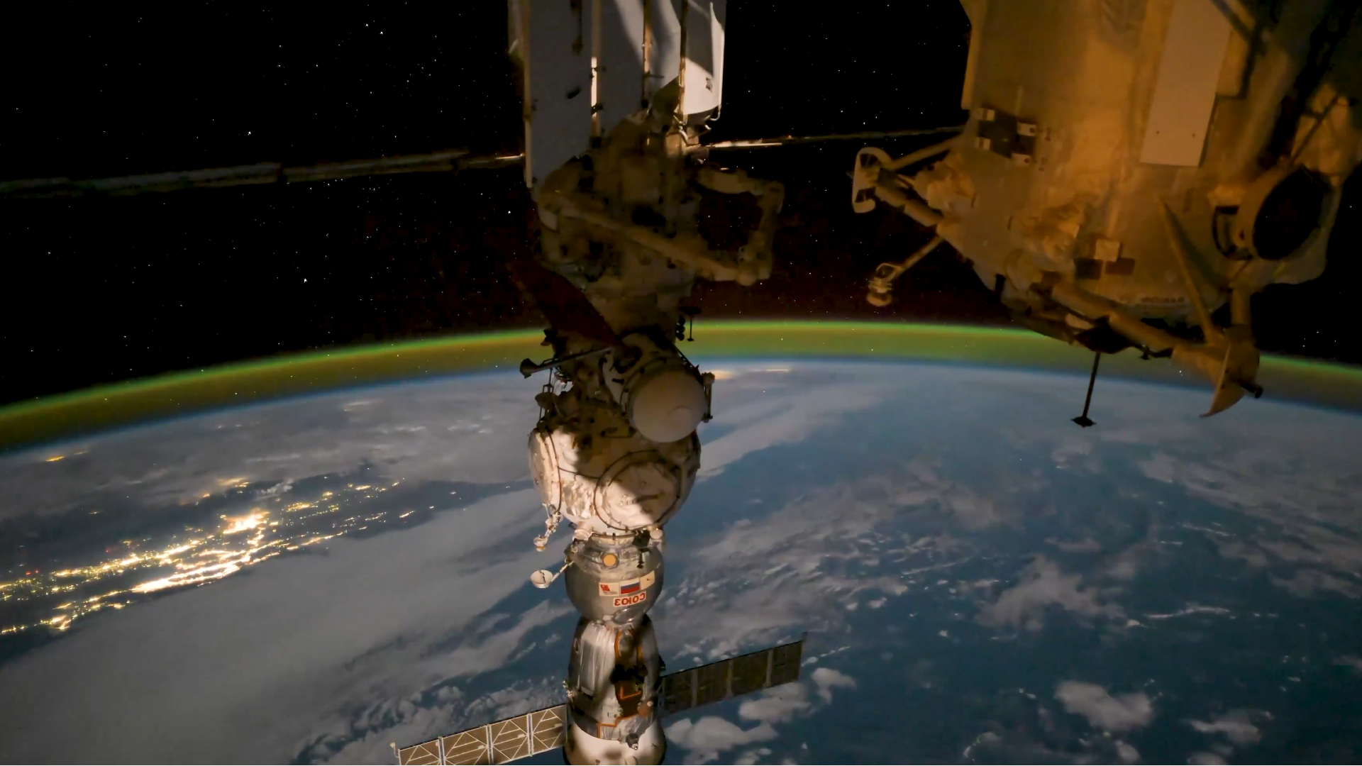 Astronautas da ISS se protegem da radiação enquanto tempestades solares provocam auroras em todo o planeta