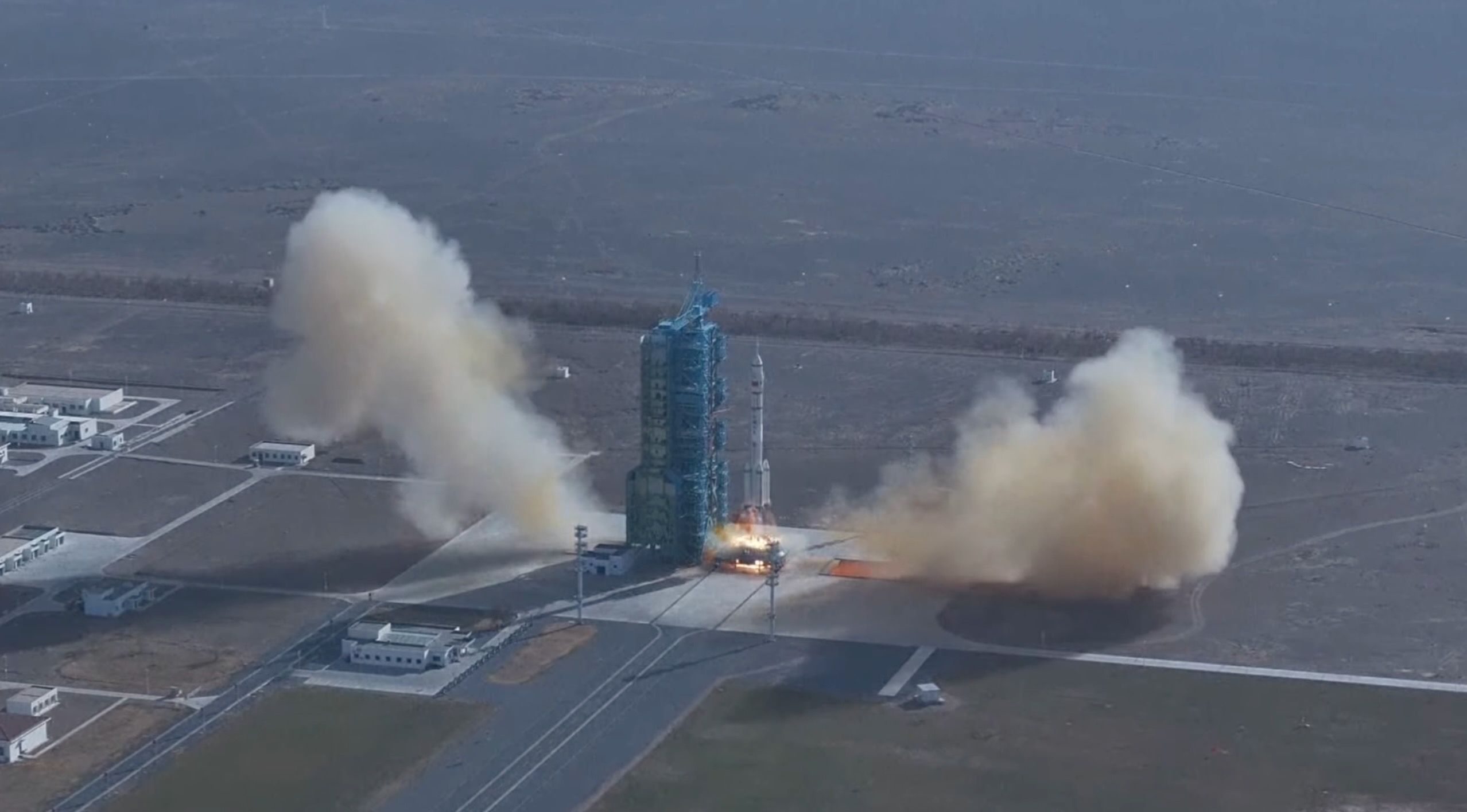 China lança cápsula Shenzhou desenroscada para 3 astronautas presos na estação espacial Tiangong