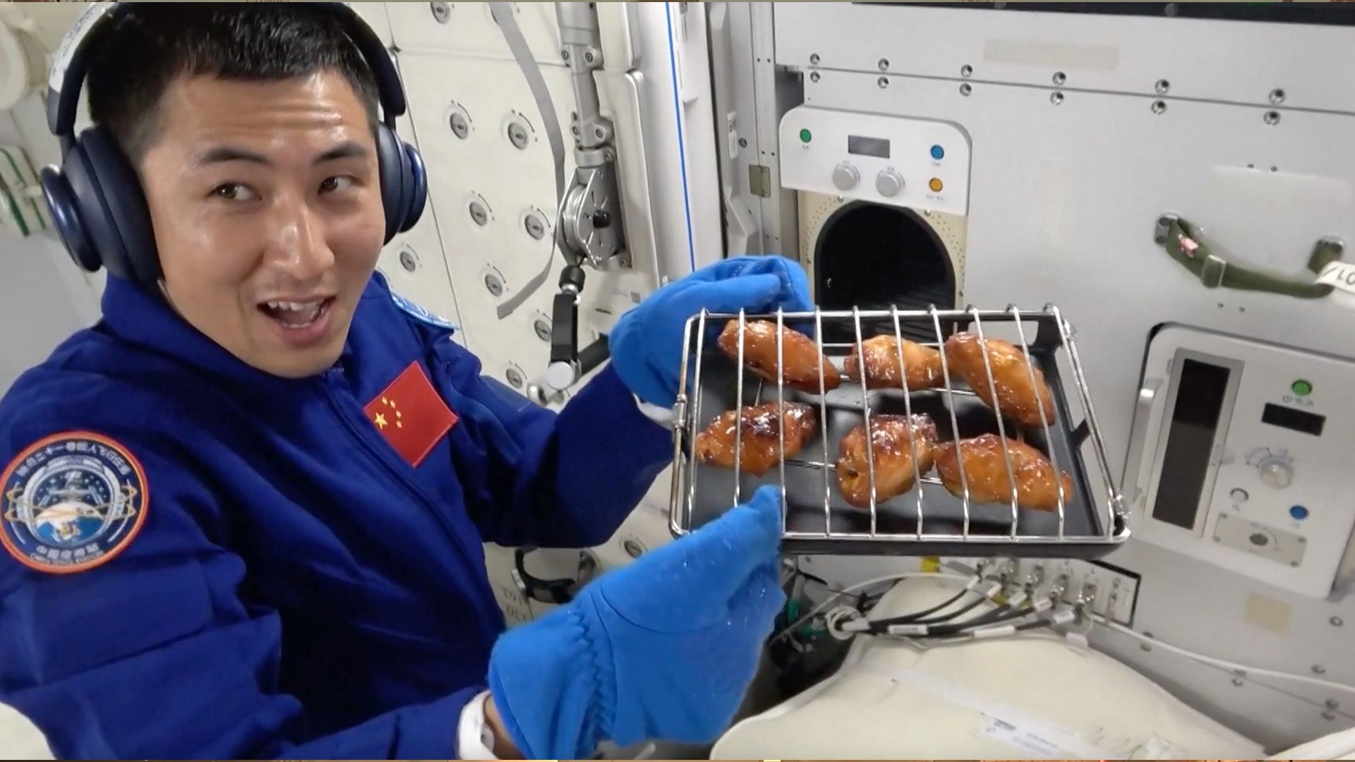 Assista aos astronautas chineses desfrutando do ‘primeiro churrasco espacial’ no novo forno da Tiangong (vídeo)