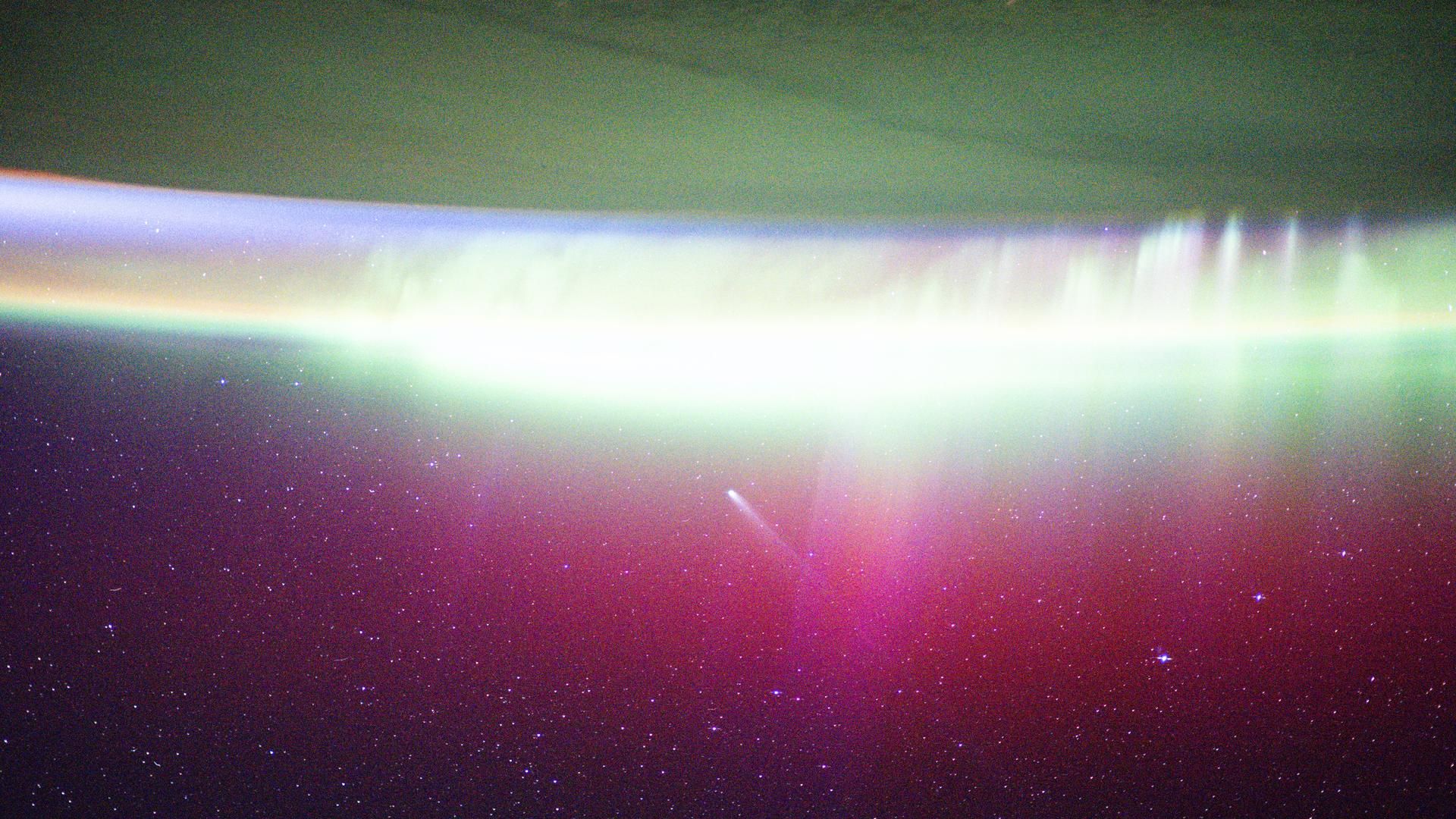 Astronautas da ISS veem o cometa Lemmon ‘absorvido’ pela foto da aurora do dia de 20 de novembro de 2025