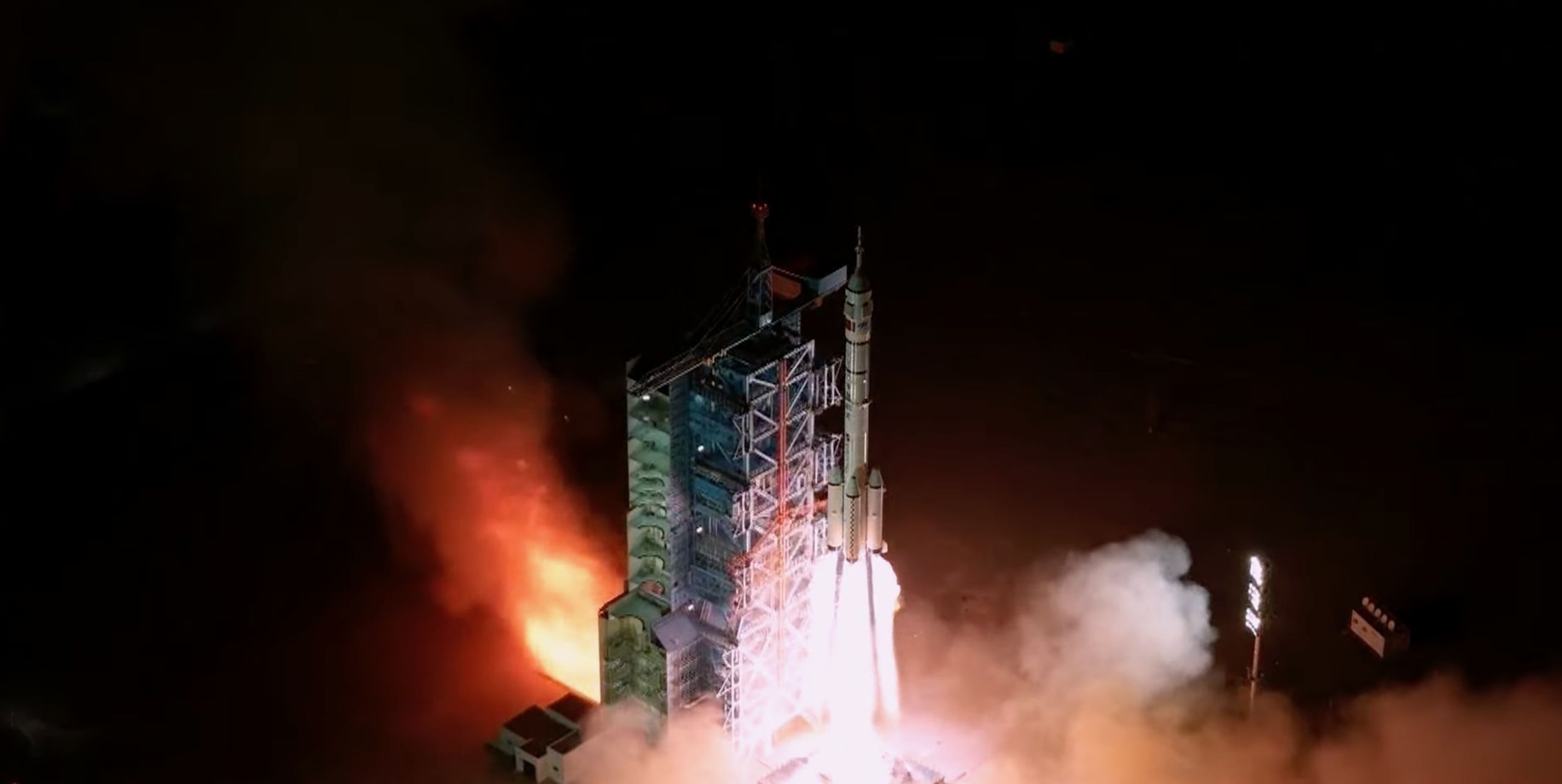 China lança 21 astronautas da Shenzhou à estação espacial Tiangong para uma estadia de 6 meses (vídeo)