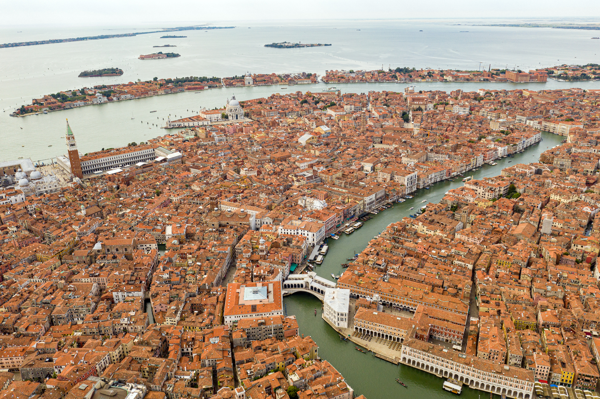 A Bienal de Veneza ao longo do tempo: projetos clássicos e histórias da exposição mais icônica da arquitetura