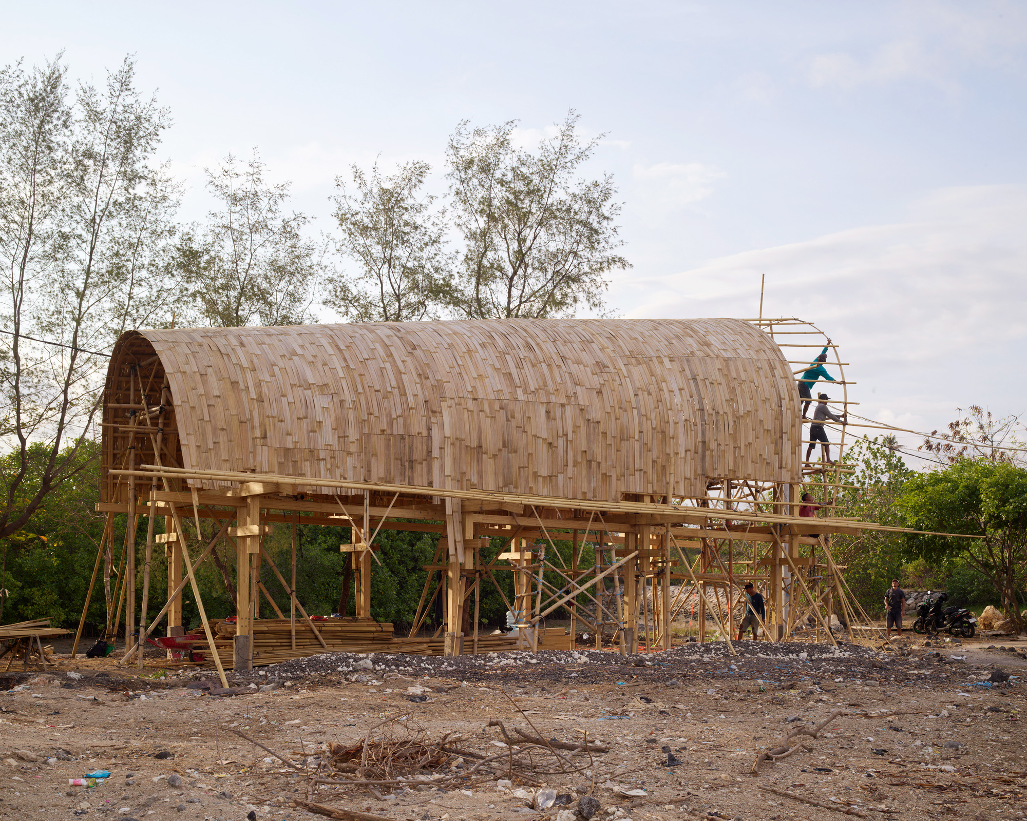 Bauhaus Earth transforma estacionamento abandonado em pavilhão comunitário de bambu em Bali, Indonésia