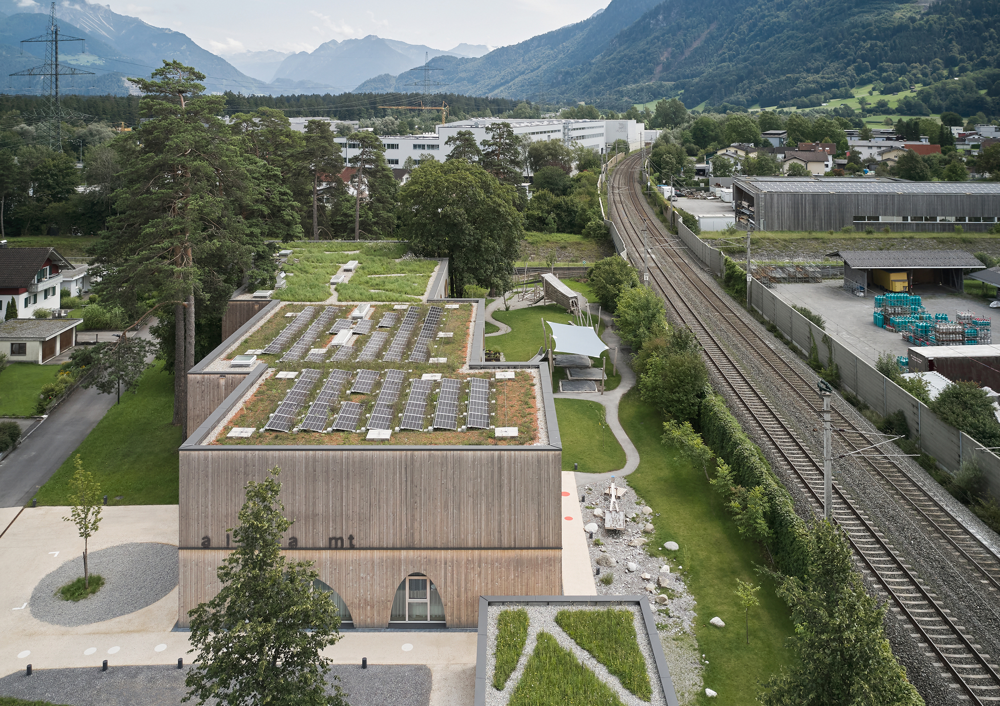 Centro Familiar Allesamt / Christian Schmoelz Architect