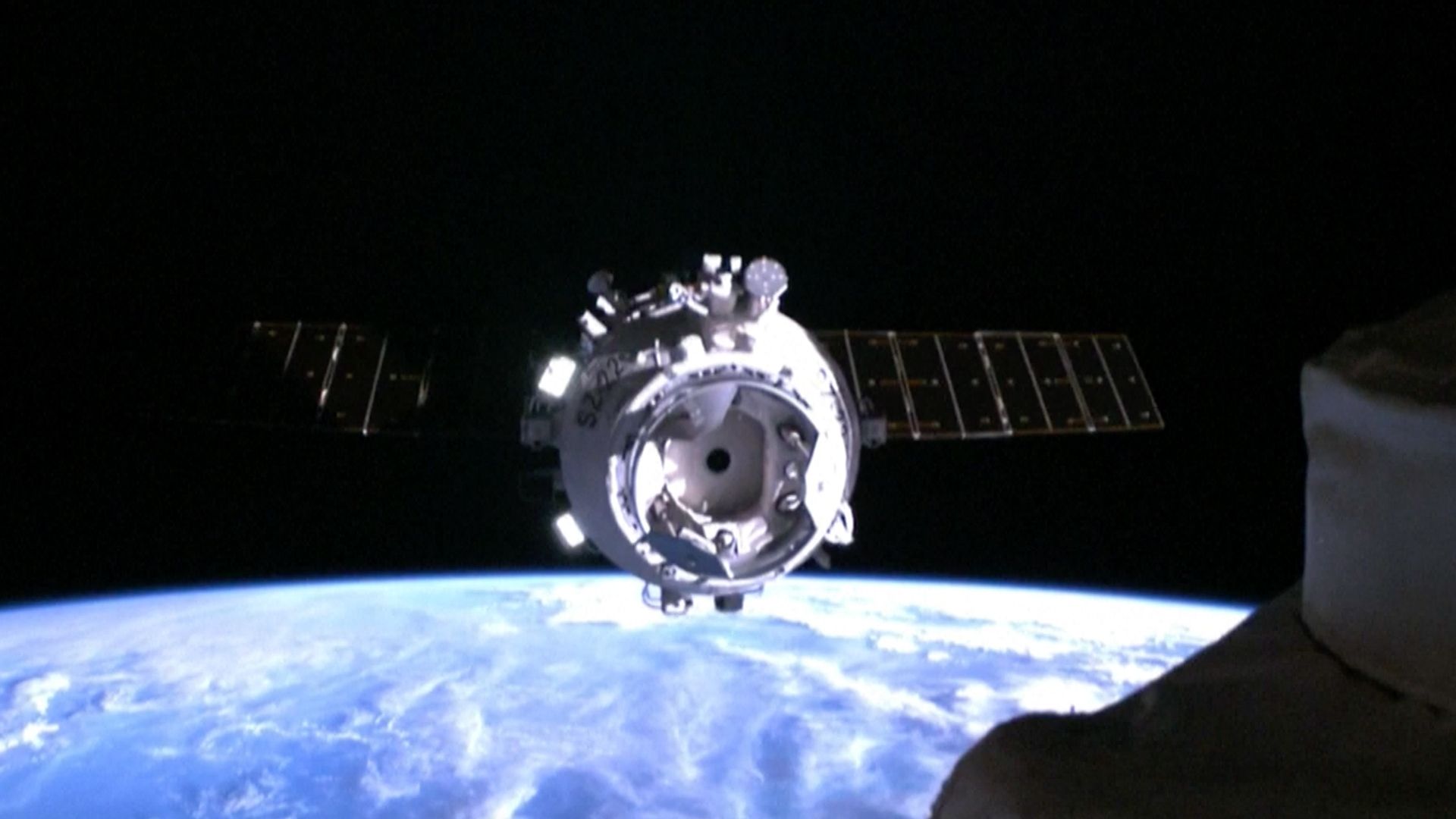 Veja a nave de resgate chinesa Shenzhou 22 chegar à estação espacial Tiangong (vídeo)