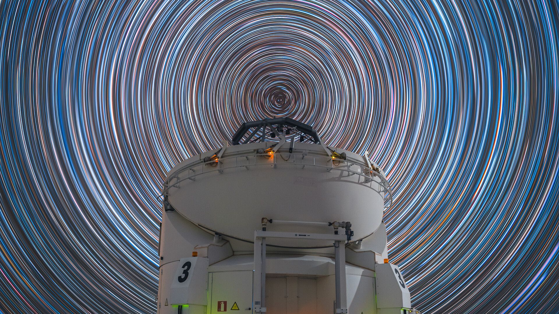 Trilhas de estrelas sobre o telescópio no Chile, foto do dia de 25 de novembro de 2025