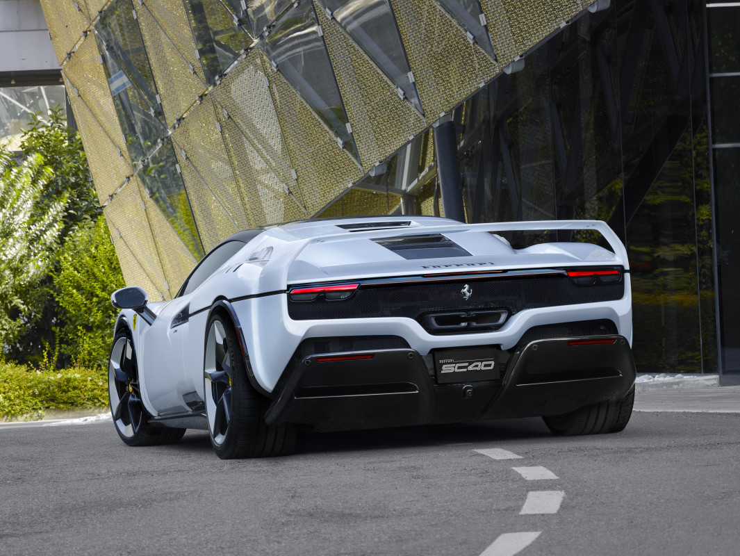 O mercado de veículos elétricos está em alta – então por que a Ferrari e a Porsche estão recuando?